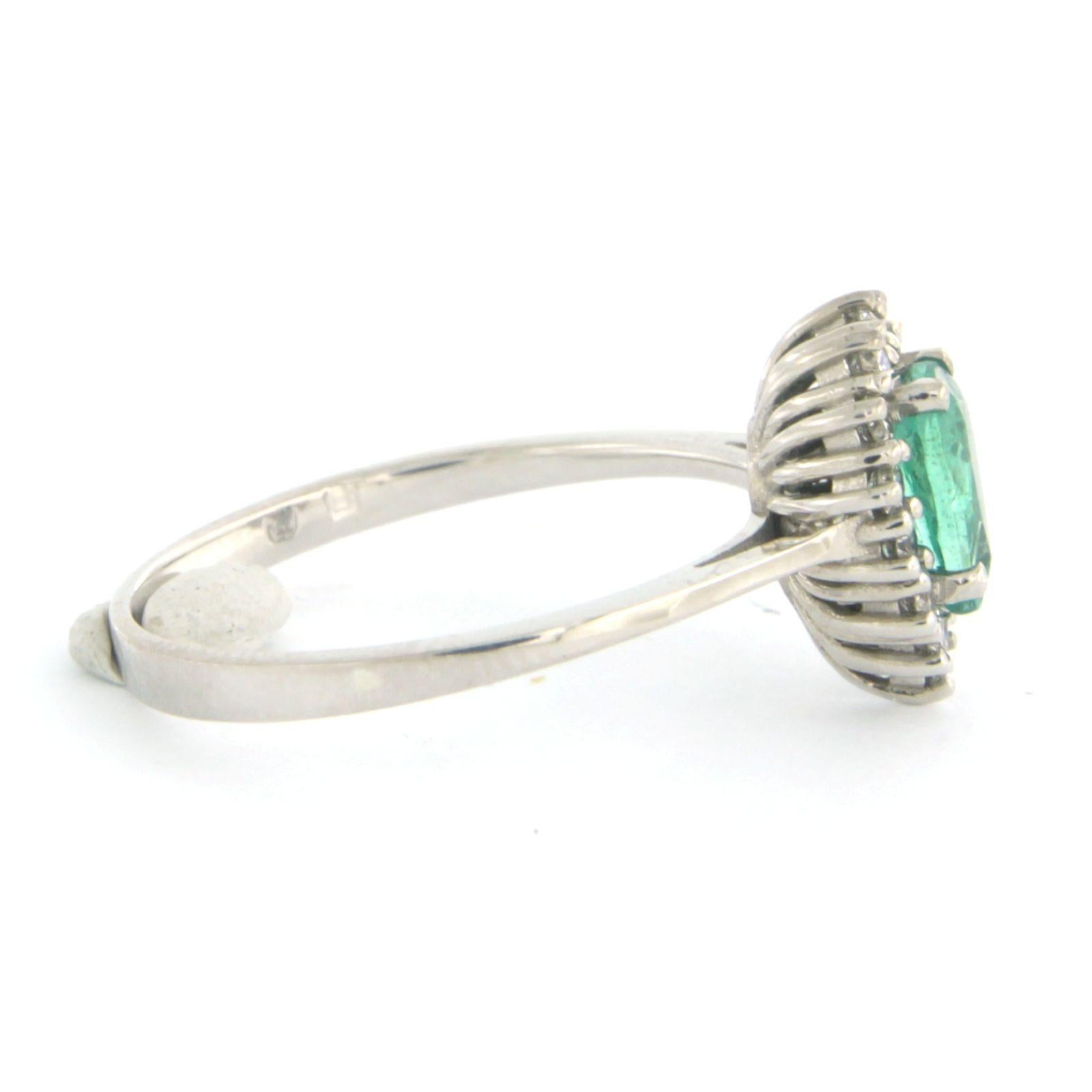 Ring with emerald and diamonds 18k white gold In New Condition For Sale In The Hague, ZH