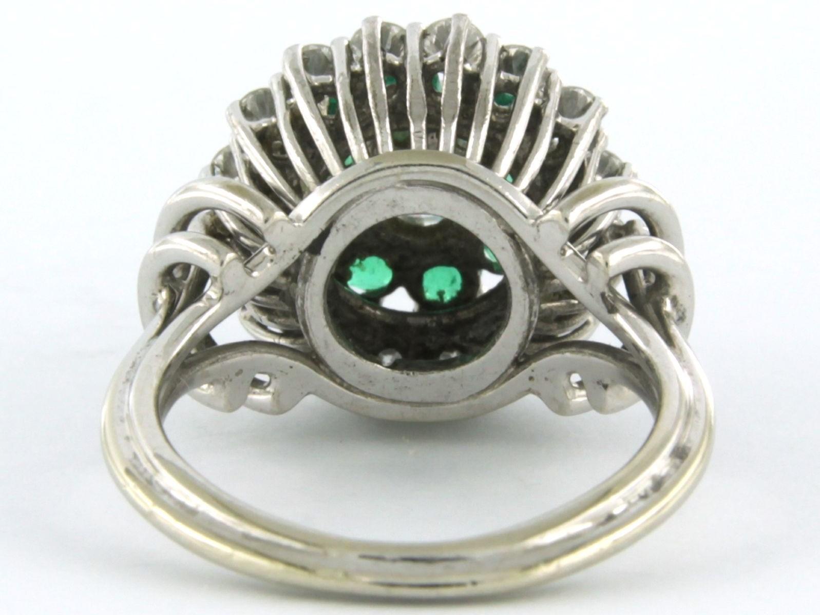 Ring with emerald and diamonds 18k white gold In Good Condition For Sale In The Hague, ZH