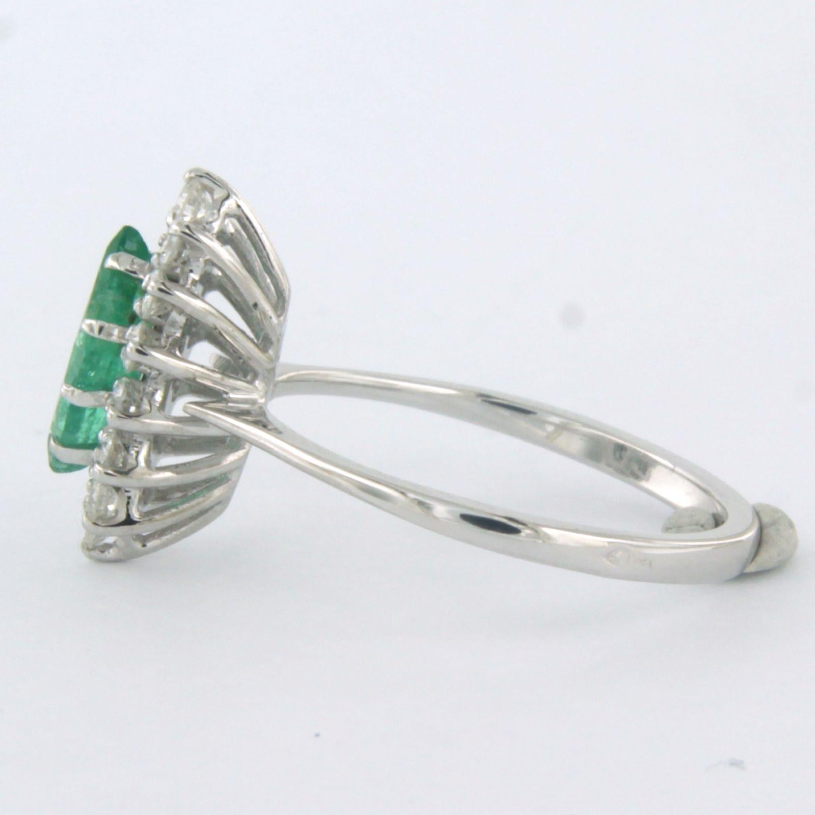 Ring with emerald and diamonds 18k white gold In Good Condition For Sale In The Hague, ZH