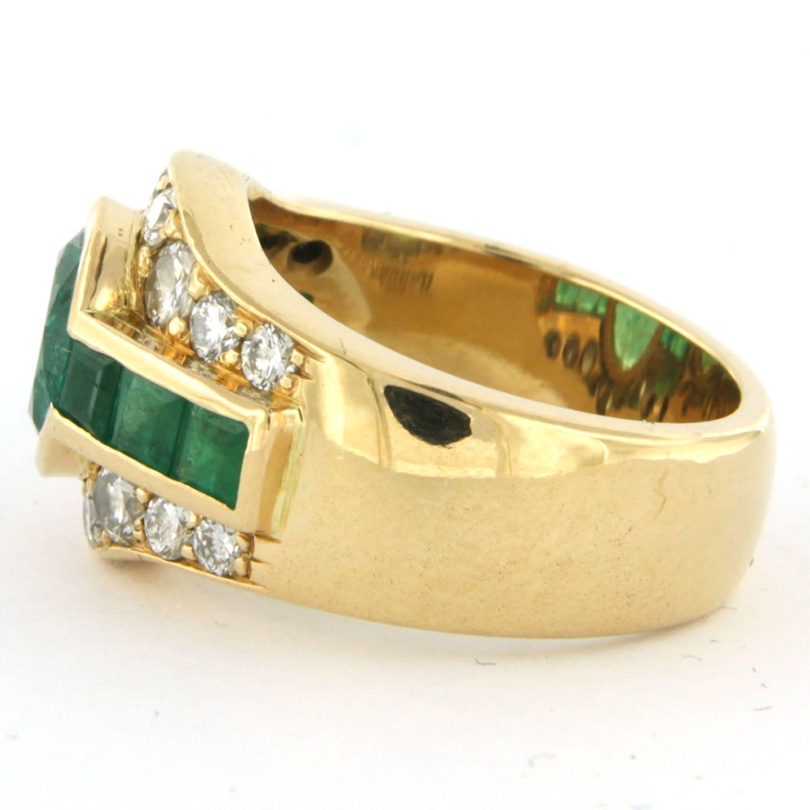 Ring with emerald and diamonds 18k yellow gold For Sale at 1stDibs