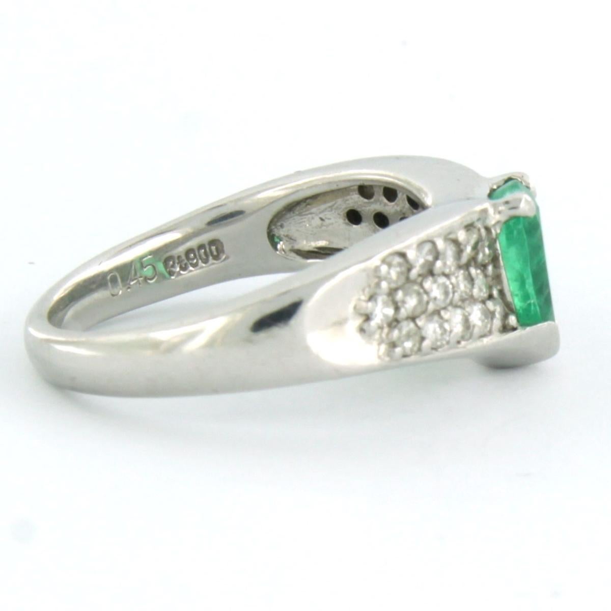 Platinum ring with emerald 0.80 ct and brilliant cut diamond 0.45 ct - F/G - SI - ring size U.S. 5.75 - EU. 16.25(51)

detailed description:

the top of the ring is 8.6 mm wide

weight 7.1 grams

ring size U.S. 5.75 - EU. 16.25(51), ring can be