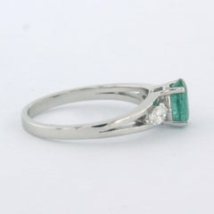 Anello con smeraldo e diamanti a forma di marquise fino a 0,32 carati in oro 18 ct. 4,7 grammi