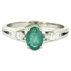 Anello con smeraldo e diamanti a forma di marquise fino a 0,32 carati in oro 18 ct. 4,7 grammi