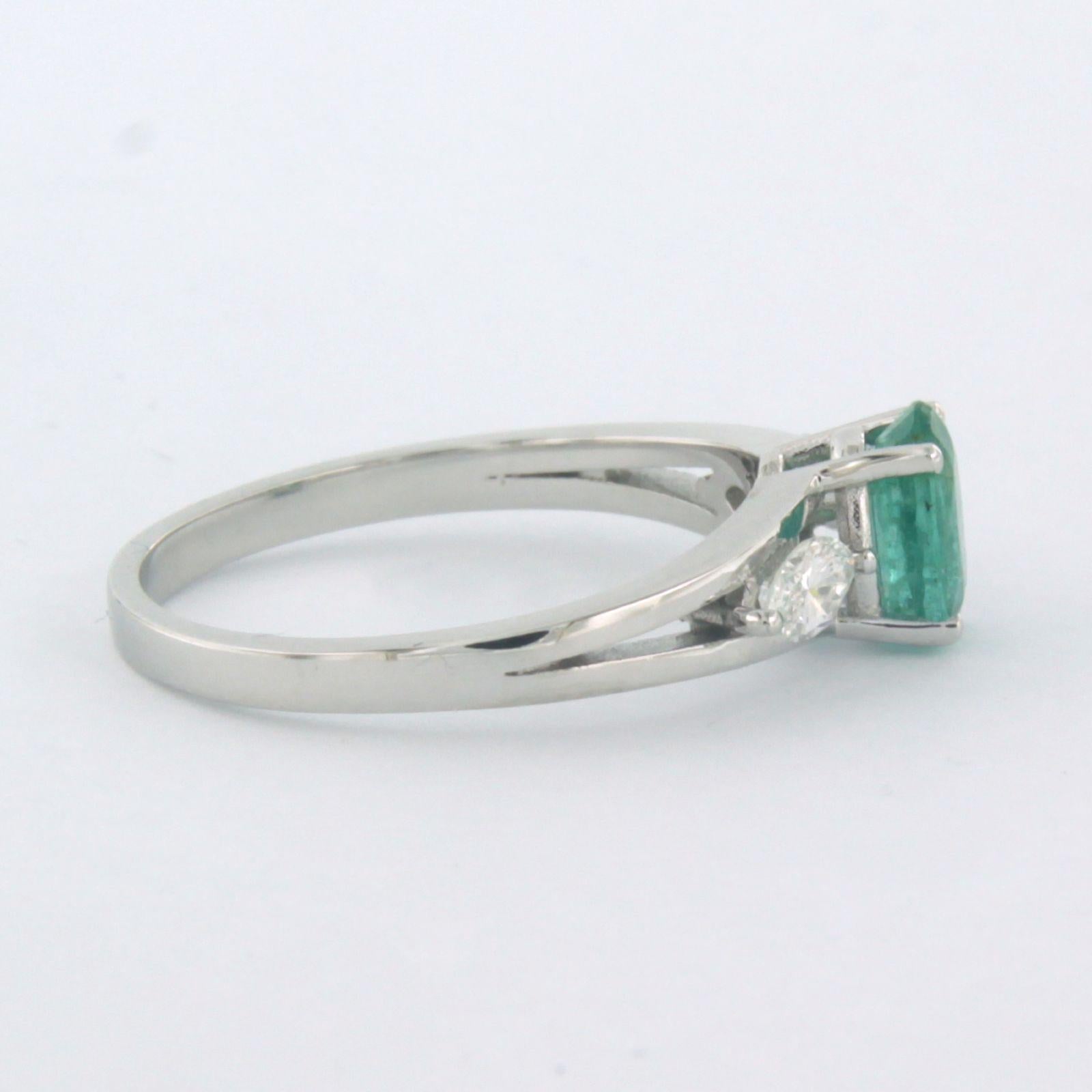 Ring aus 18 Karat Weißgold, besetzt mit einem Smaragd von bis zu 0,70 ct in der Mitte und Diamanten im Marquiseschliff von bis zu 0,32 ct auf beiden Seiten - F/G - VS/SI - Ringgröße US 7,25 - EU 17,5(55)

detaillierte Beschreibung:

Die Oberseite