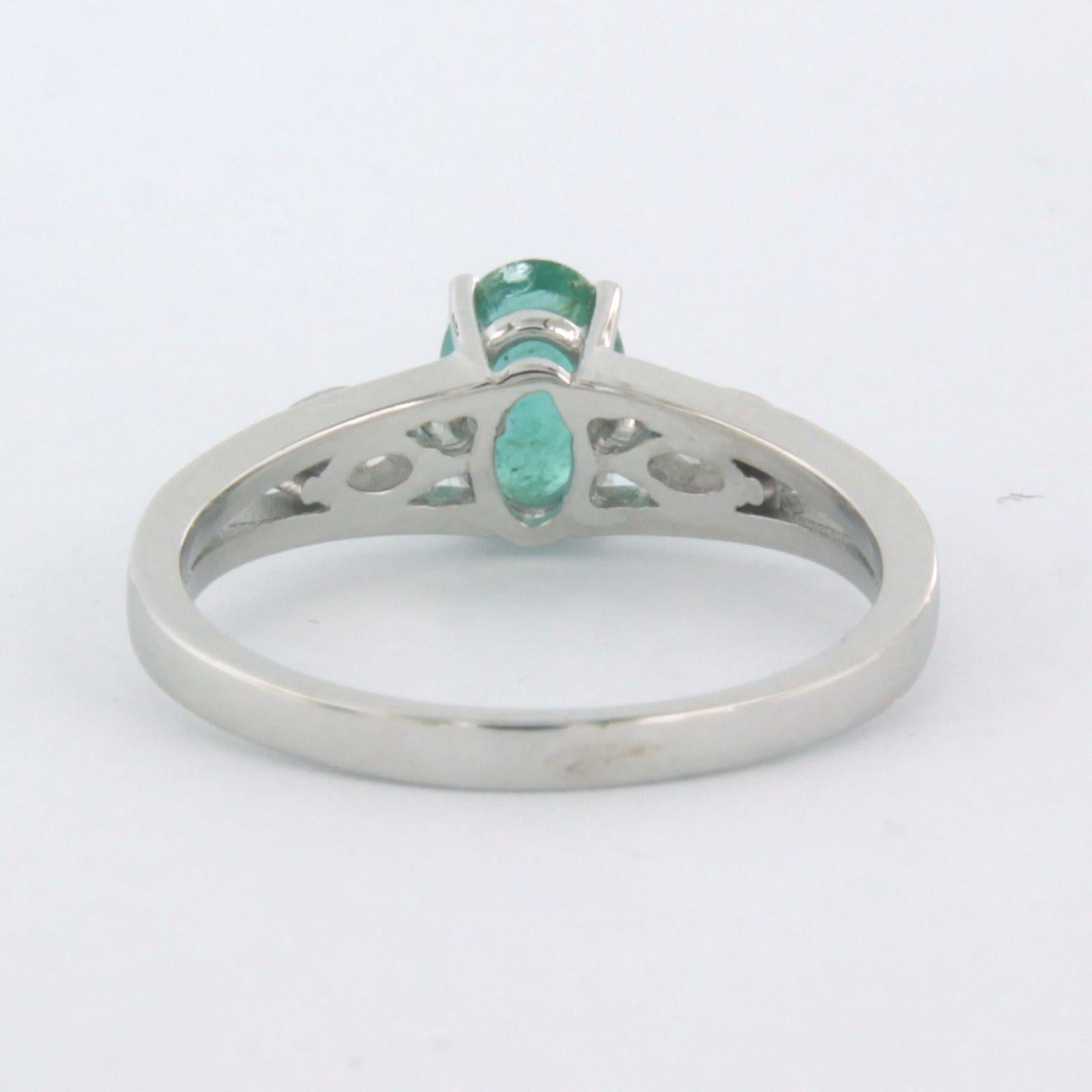 Ring mit Smaragd- und marquiseförmigen Diamanten bis zu 0,32 Karat 18k Weißgold (Moderne) im Angebot