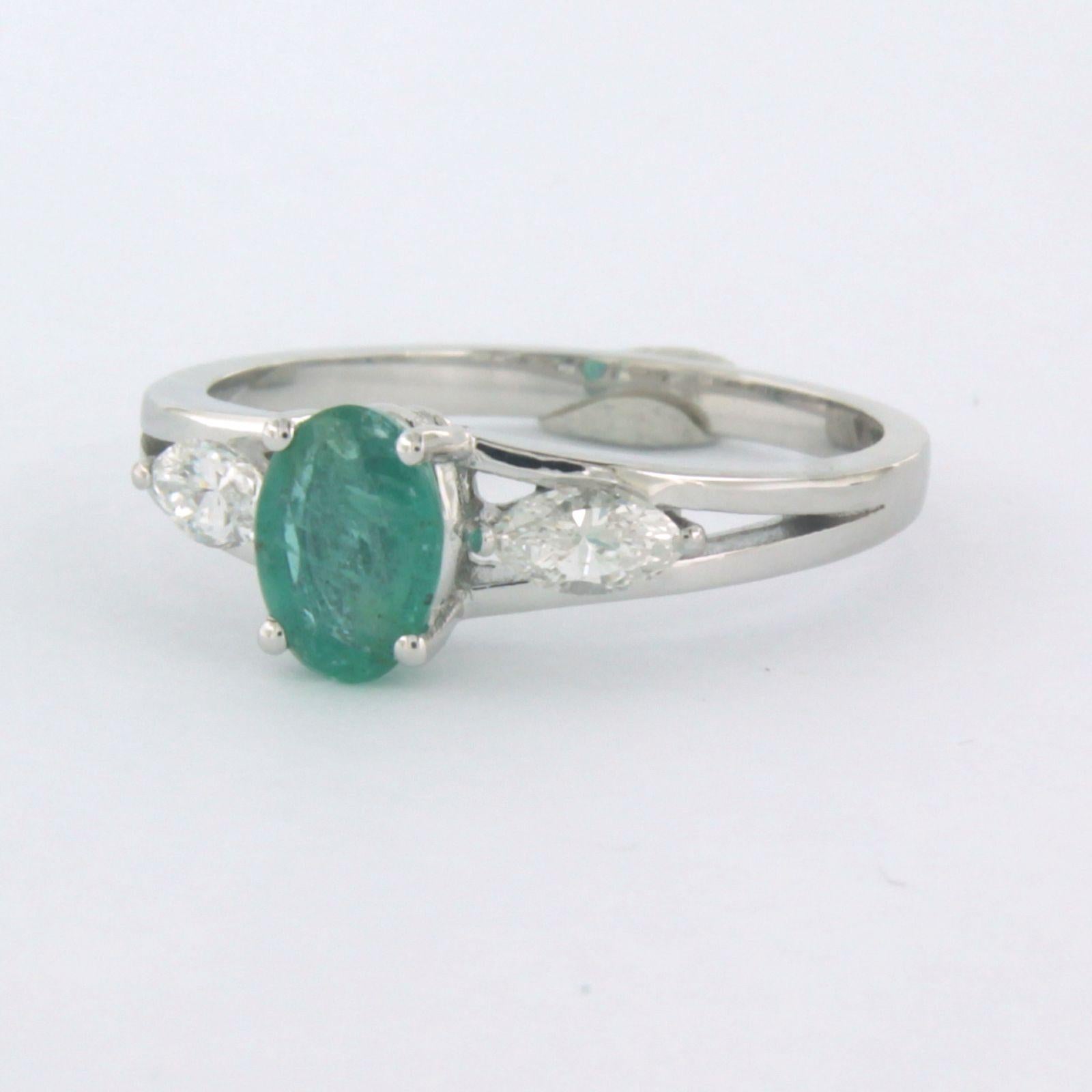 Ring mit Smaragd- und marquiseförmigen Diamanten bis zu 0,32 Karat 18k Weißgold (Marquiseschliff) im Angebot