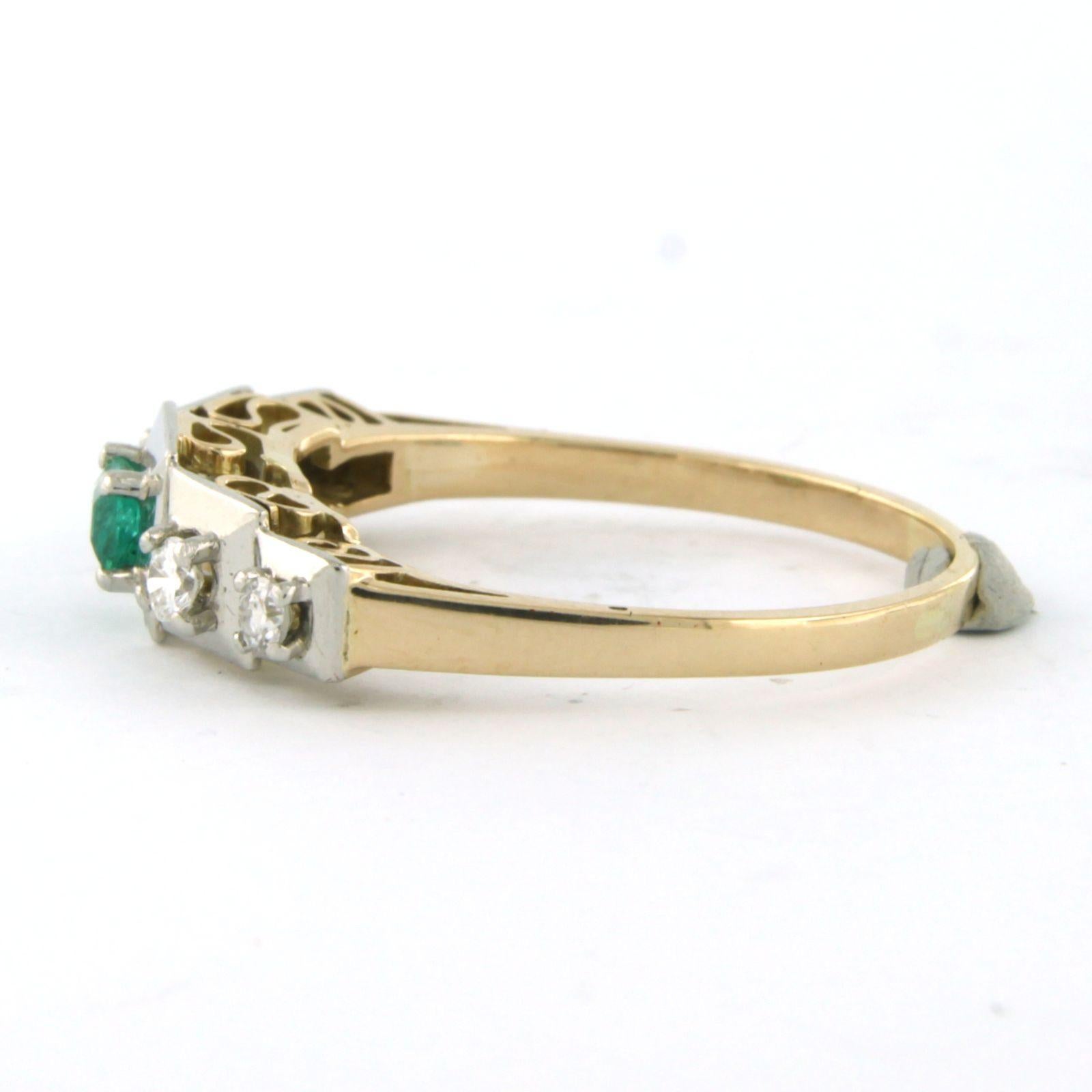 Bague en or bicolore 14k sertie d'une émeraude de 0.20 ct et d'un diamant de 0.26 ct - F/G - SI - taille de bague US 11 - EU 20.5 (64)

Description détaillée

Le haut de l'anneau a une largeur de 6.3 mm.

Poids : 4,5 grammes

Bague de taille US 11 -
