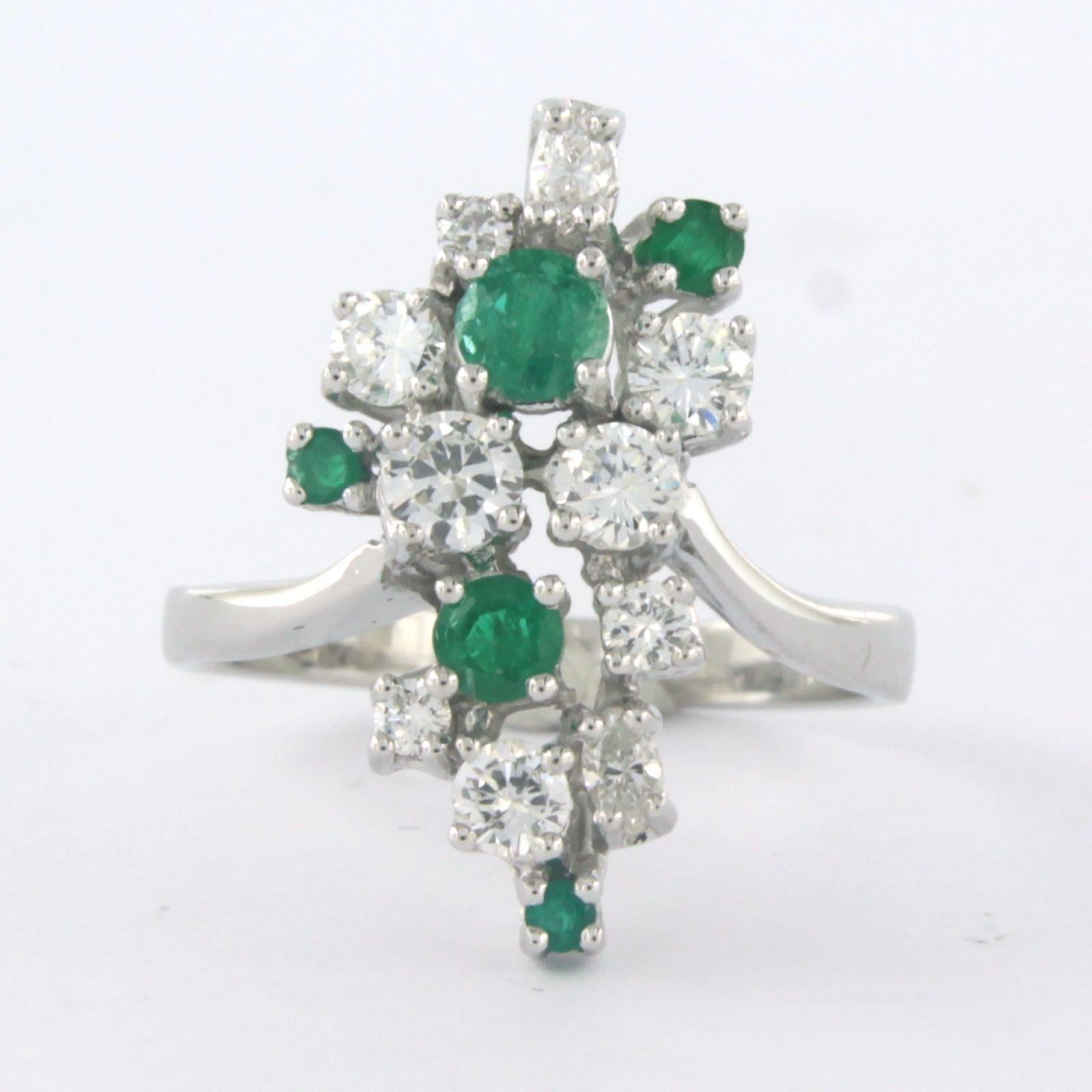14k white gold ring set with emerald and brilliant cut diamonds. 1.00ct - F/G - VS/SI - ring size U.S. 9 - 19(60)

detailed description:

The top of the ring is in an oval shape of 2.2 cm wide by 9.2 mm high

Ring size US 9 - 19(60), ring can be