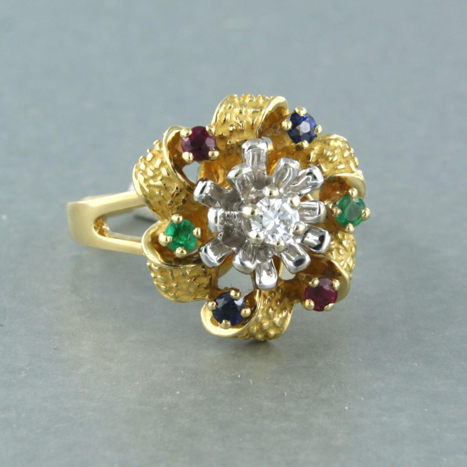 18k bicolour gold ring with emerald, sapphire, ruby ​​and brilliant cut diamond up to 0.15 ct - F/G - VS/SI - ring size U.S. 10 - EU. 20(62)

detailed description:

the top of the ring is 1.9 cm wide and 1.2 cm high

weight 12.0 grams

ring size