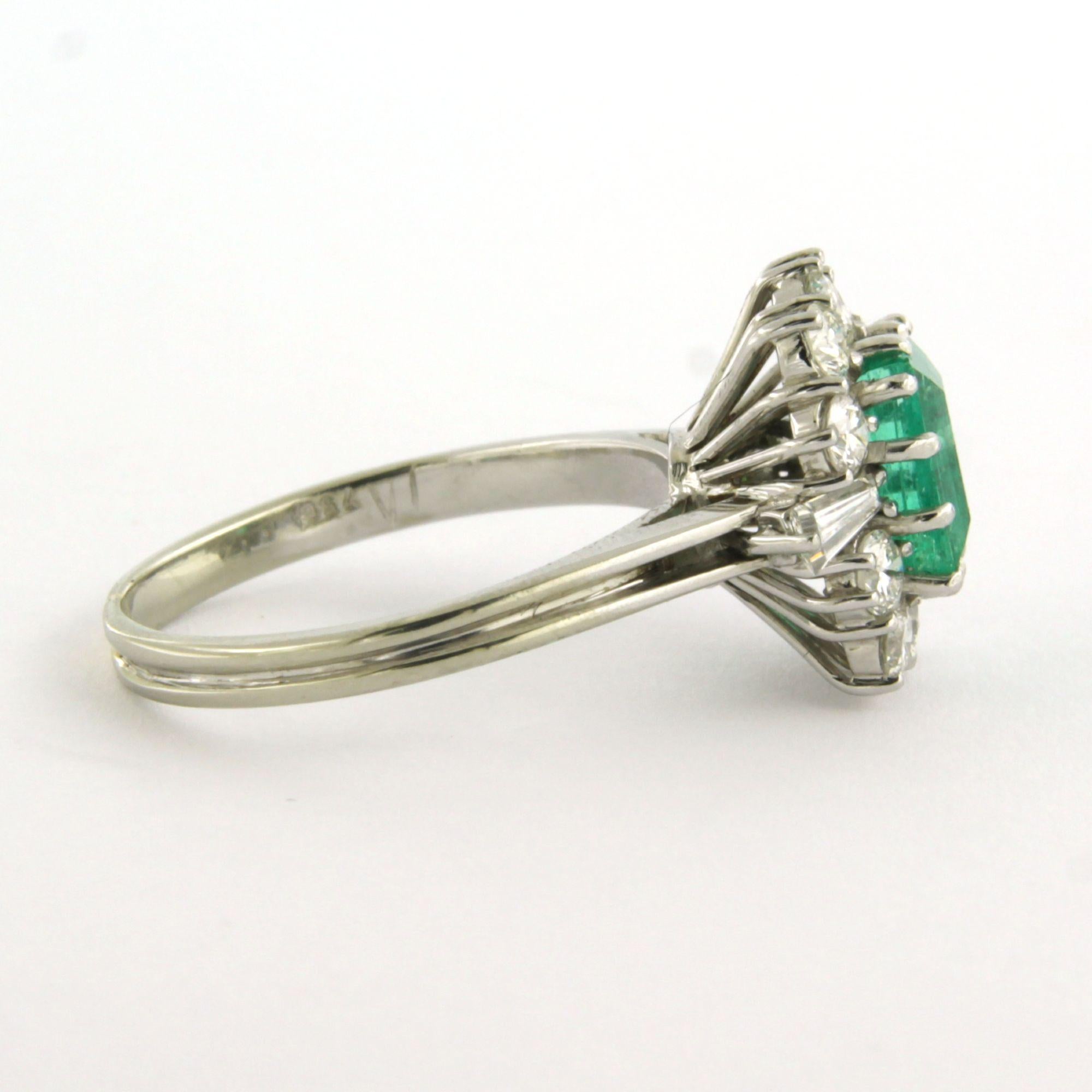 18k white gold ring set with an emerald up to 0.80 ct and a taper with a brilliant-cut diamond up to 1.00 ct - F/G - VS/SI - ring size US 6.5 - EU 17(53)

Detailed description:

The top of the ring is 1.3 cm wide and 8.8 mm high.

Ring size US 6.5 -