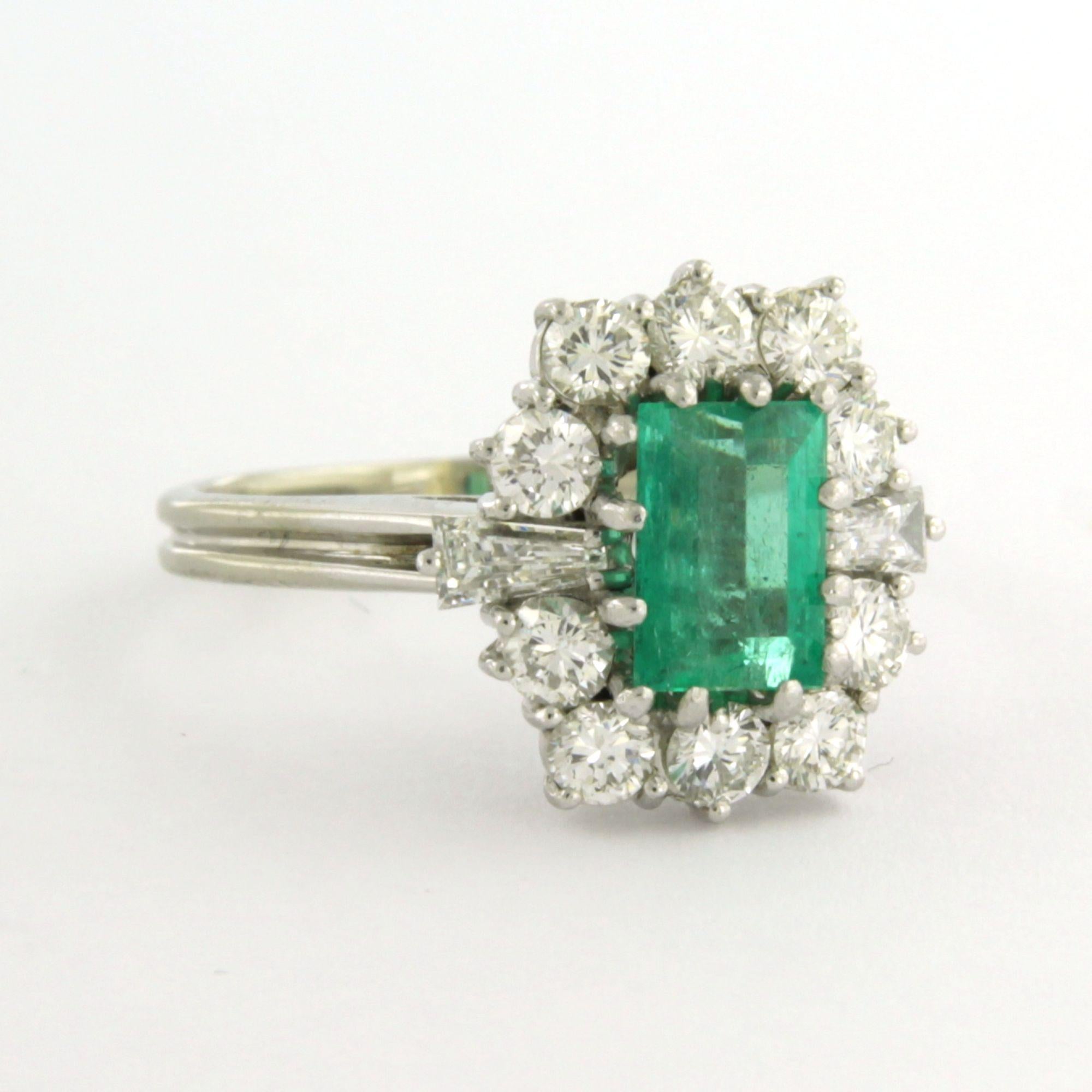 Ring with emerald, taper and bruilliant cut diamonds up to 1.00ct 18k gold In Excellent Condition For Sale In The Hague, ZH