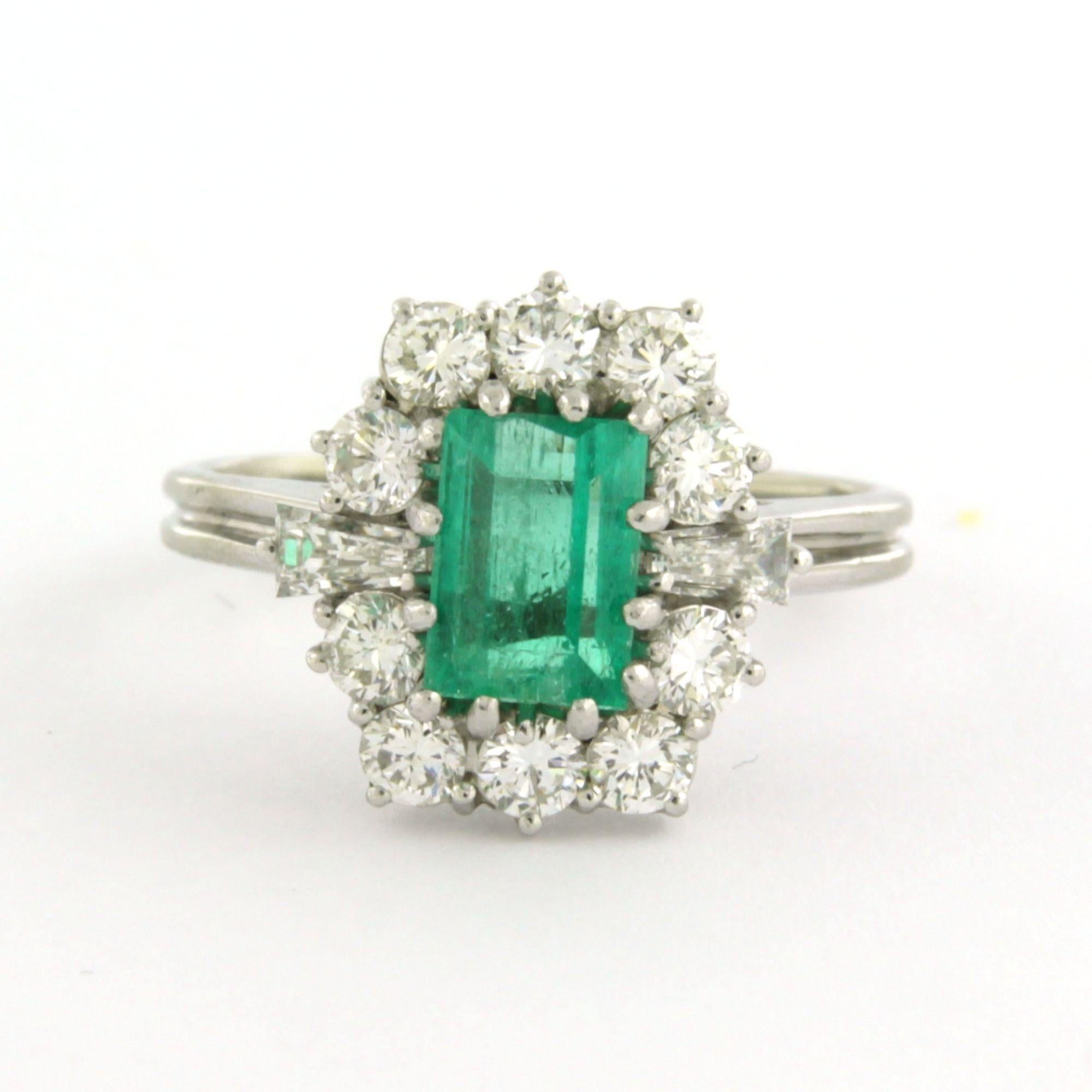 Women's or Men's Ring with emerald, taper and bruilliant cut diamonds up to 1.00ct 18k gold For Sale