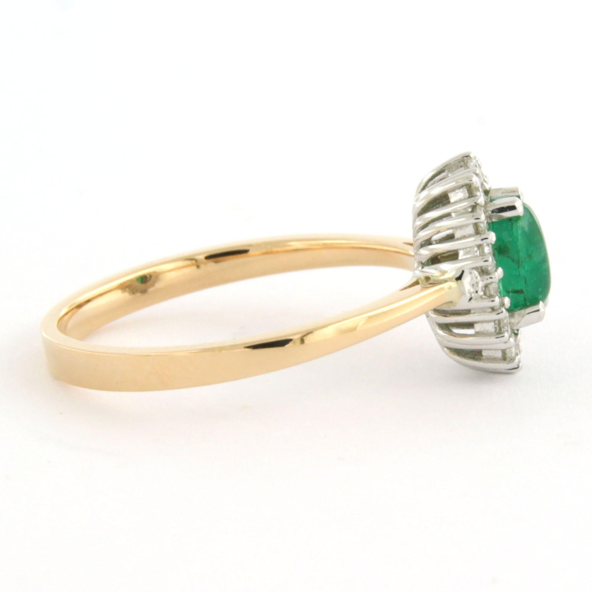 Bague entourage en or bicolore 18k sertie d'une émeraude et d'un diamant taille brillant jusqu'à 0.26 ct - F/G - VS/SI - taille de bague US 7.25 - EU 17.5 (55)

Description détaillée :

La partie supérieure de l'anneau est ovale et mesure 1,1 cm sur