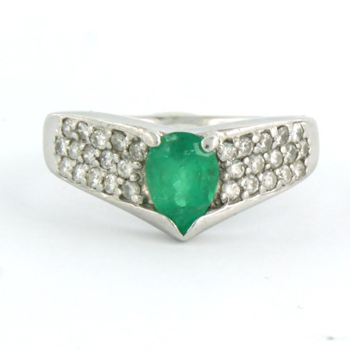 Platinum ring with emerald 0.80 ct and brilliant cut diamond 0.45 ct - F/G - SI - ring size U.S. 5.75 - EU. 16.25(51)

detailed description:

the top of the ring is 8.6 mm wide

weight 7.1 grams

ring size U.S. 5.75 - EU. 16.25(51), ring can be