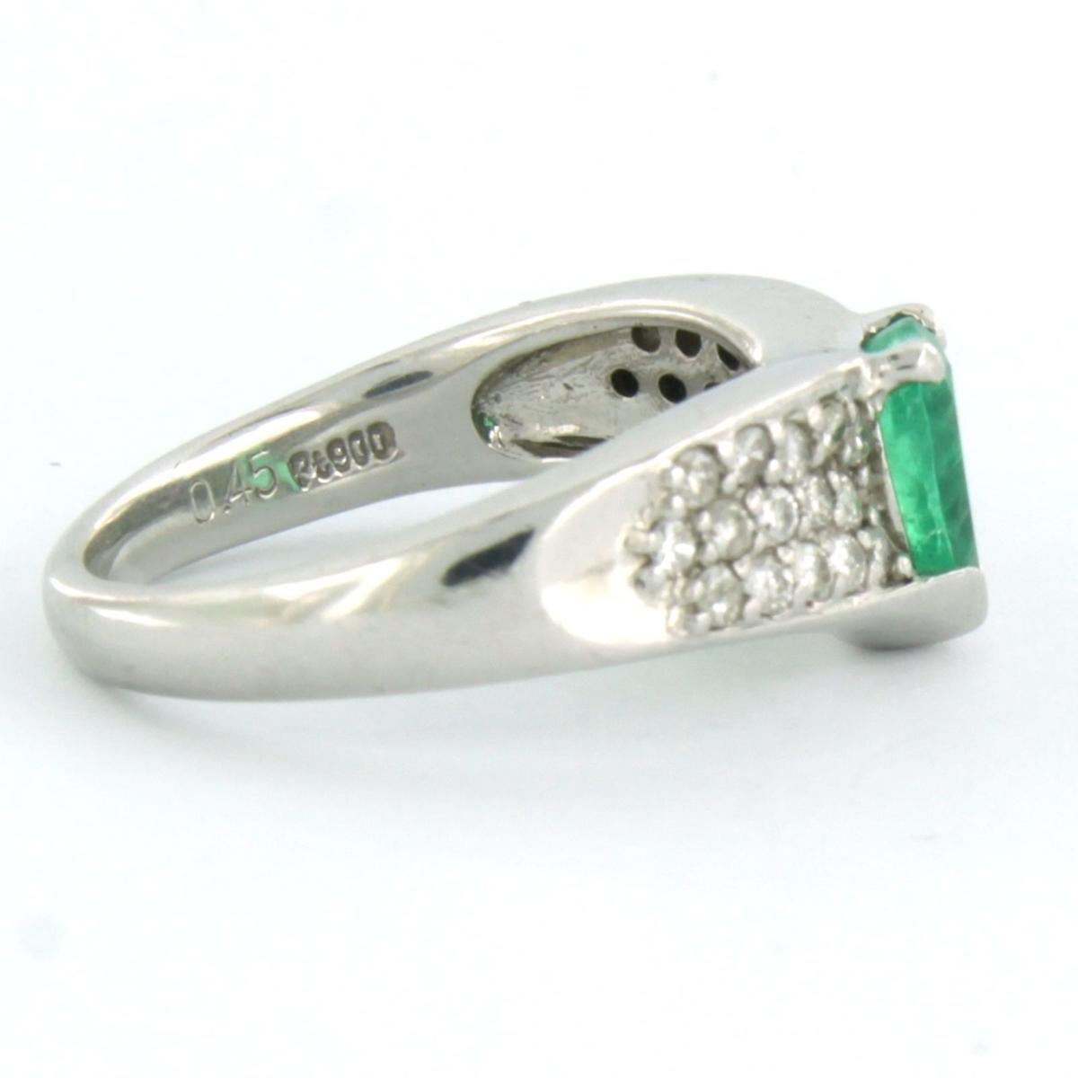 Ring with emerald up to 0.80ct and brilliant cut diamonds up to 0.45ct Platinum In Excellent Condition For Sale In The Hague, ZH