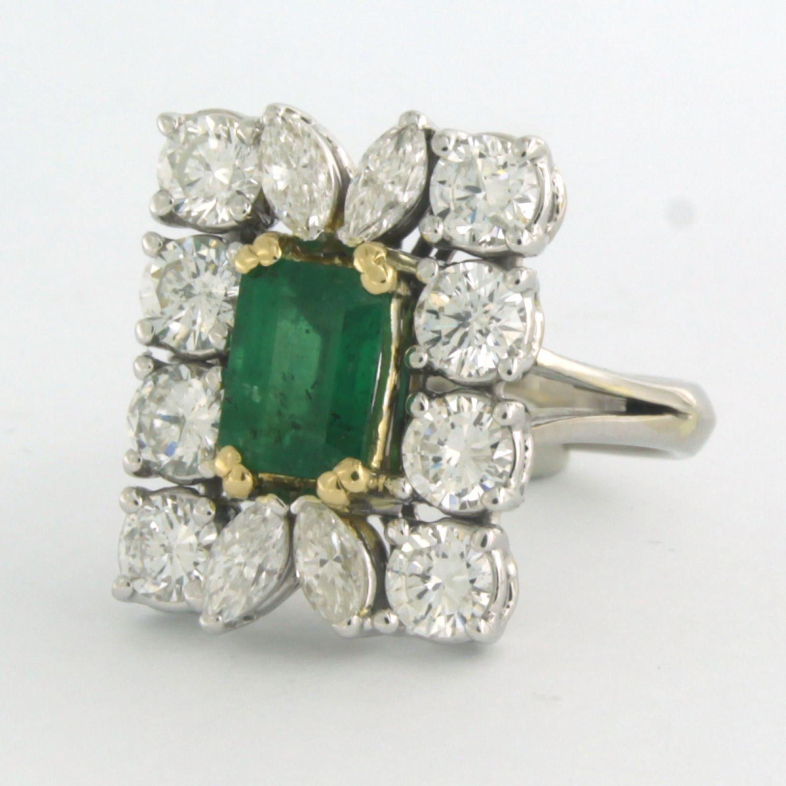 Ring mit Smaragd bis zu 1,50 Karat und Diamanten bis zu 2,50 Karat. 18 Karat zweifarbiges Gold  (Smaragdschliff) im Angebot