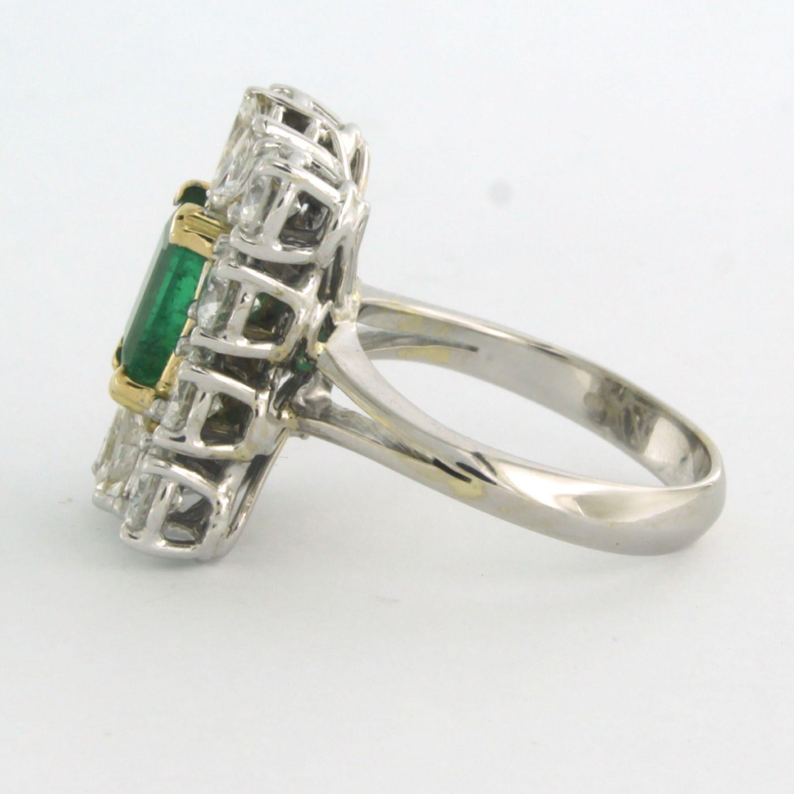 Ring with emerald up to 1.50ct and diamonds up to 2.50ct. 18k bicolour gold  In Excellent Condition For Sale In The Hague, ZH