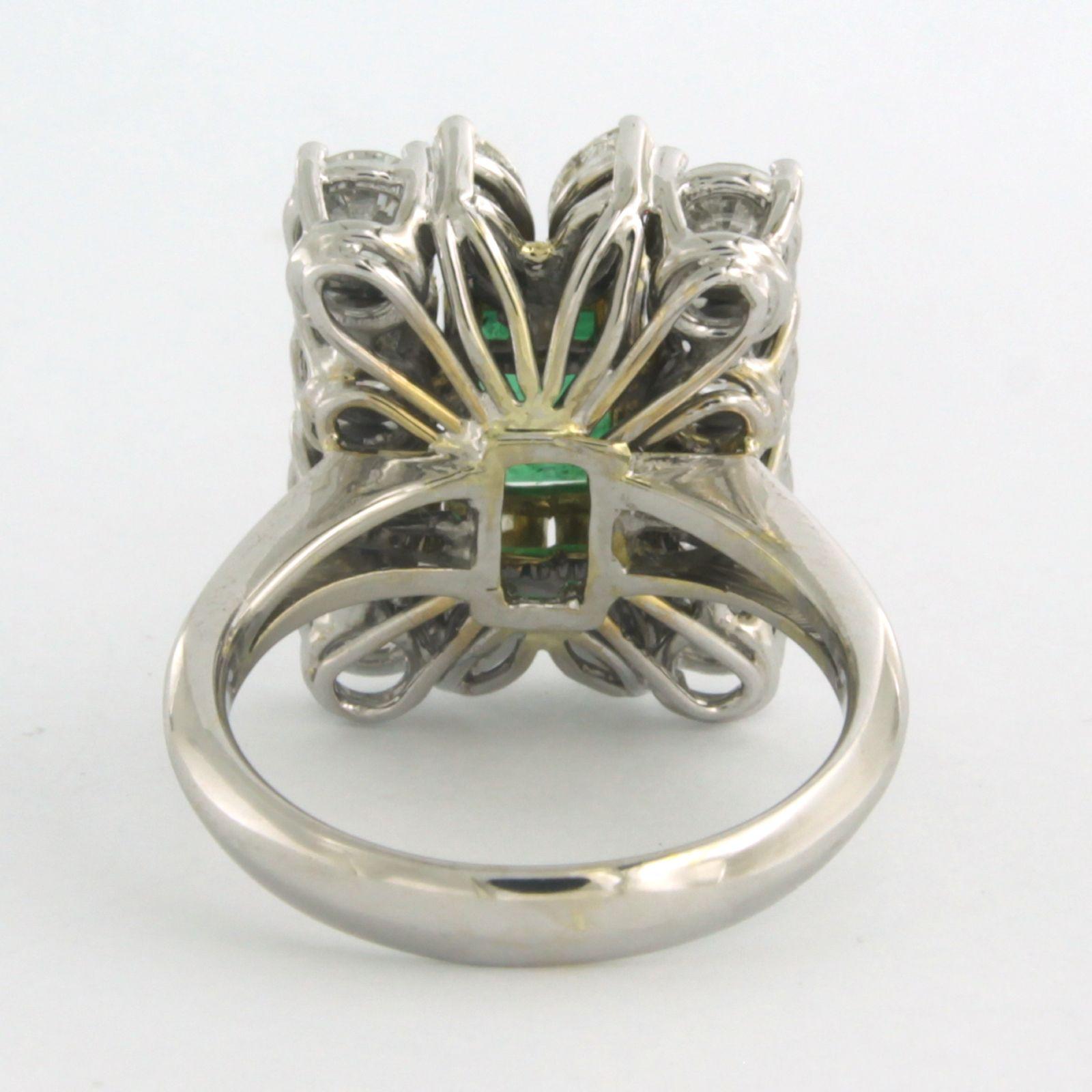 Women's Ring with emerald up to 1.50ct and diamonds up to 2.50ct. 18k bicolour gold  For Sale