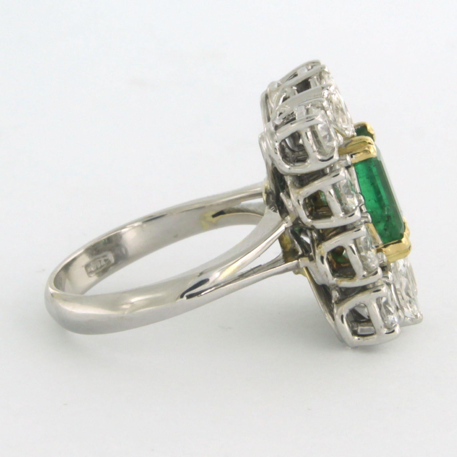 Ring mit Smaragd bis zu 1,50 Karat und Diamanten bis zu 2,50 Karat. 18 Karat zweifarbiges Gold  im Angebot 1