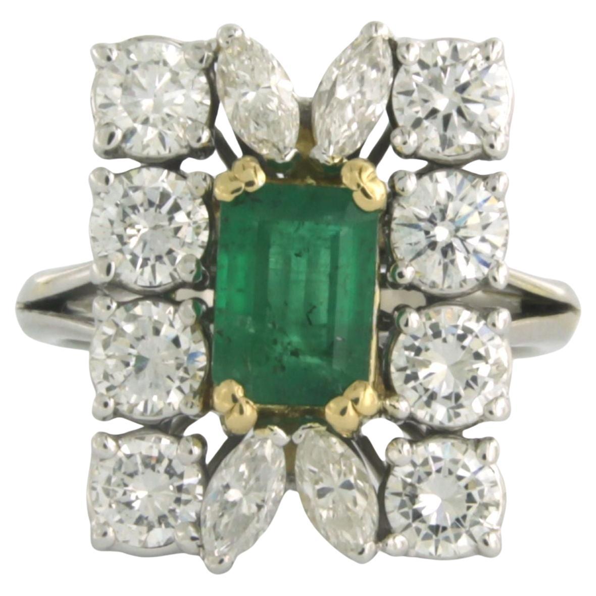 Ring mit Smaragd bis zu 1,50 Karat und Diamanten bis zu 2,50 Karat. 18 Karat zweifarbiges Gold  im Angebot