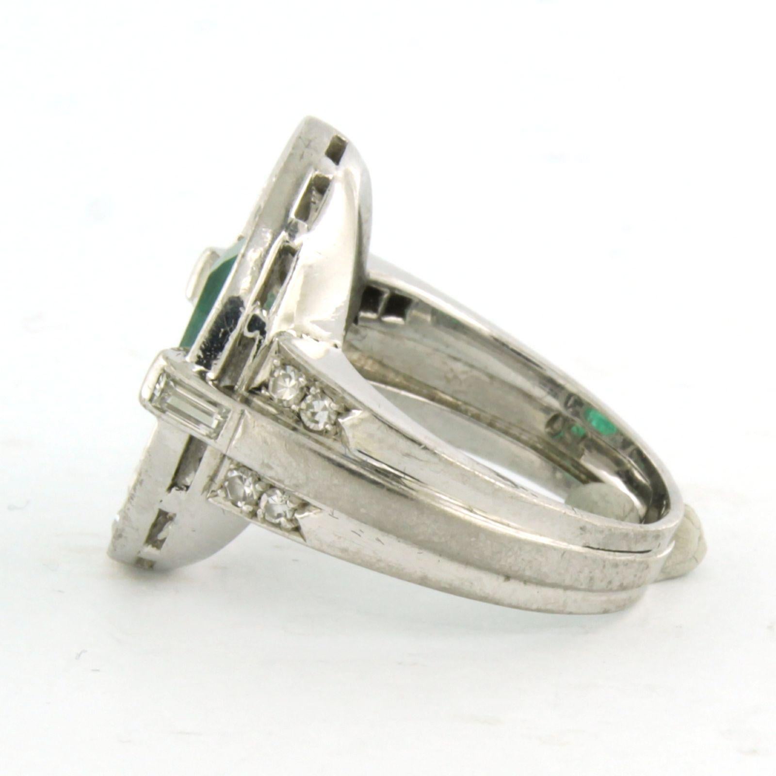 Ring aus 18 Karat Weißgold, besetzt mit einem zentralen Smaragd von bis zu 1,50 ct und Diamanten im Brillant- und Baguetteschliff von bis zu 3,00 ct - F/G - VS/SI - Ringgröße US 7,25 - EU 17,5(55)

Ausführliche Beschreibung:

Die Spitze des Rings