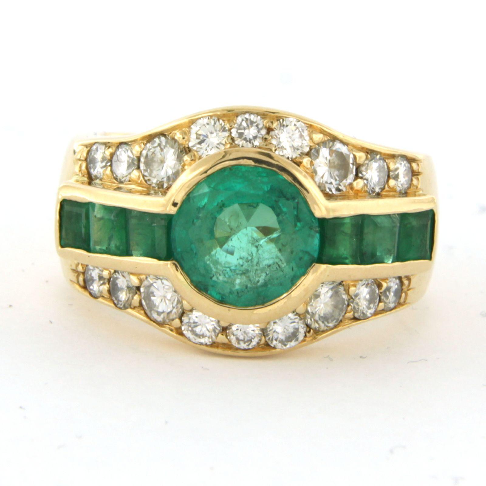 18k yellow gold ring set with emerald up to 2.50ct and brilliant cut diamond up to 1.00ct – F/G - VS/SI - ring size US 6.5 – EU 17(53)

Detailed description

the top of the ring is 1.4 cm wide and 6.1 mm high

Ring size US 6.5 – EU 17(53), ring can