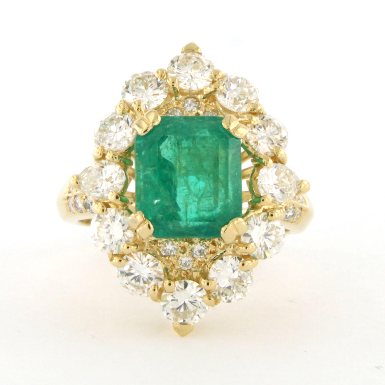 18k yellow gold ring set with emerald to. 3.30ct and pear shape and brilliant cut diamond up to. 2.50ct – G/H – VS/SI – ring size U.S. 6.75 – EU. 17.25(54)

detailed description:

The top of the ring is 2.3 cm by 1.8 cm wide by 1.1 cm high

Ring