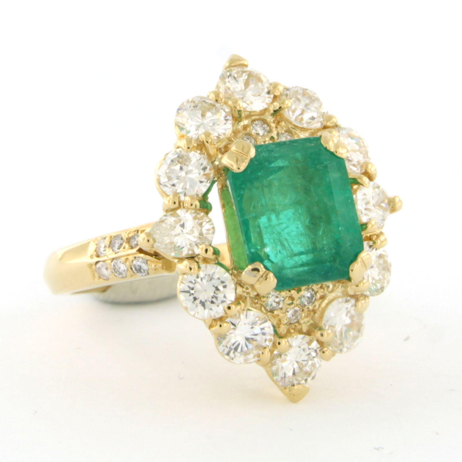 Modern Ring with emerald up to 3.30ct and diamonds up to 2.50ct. 18k yellow gold For Sale