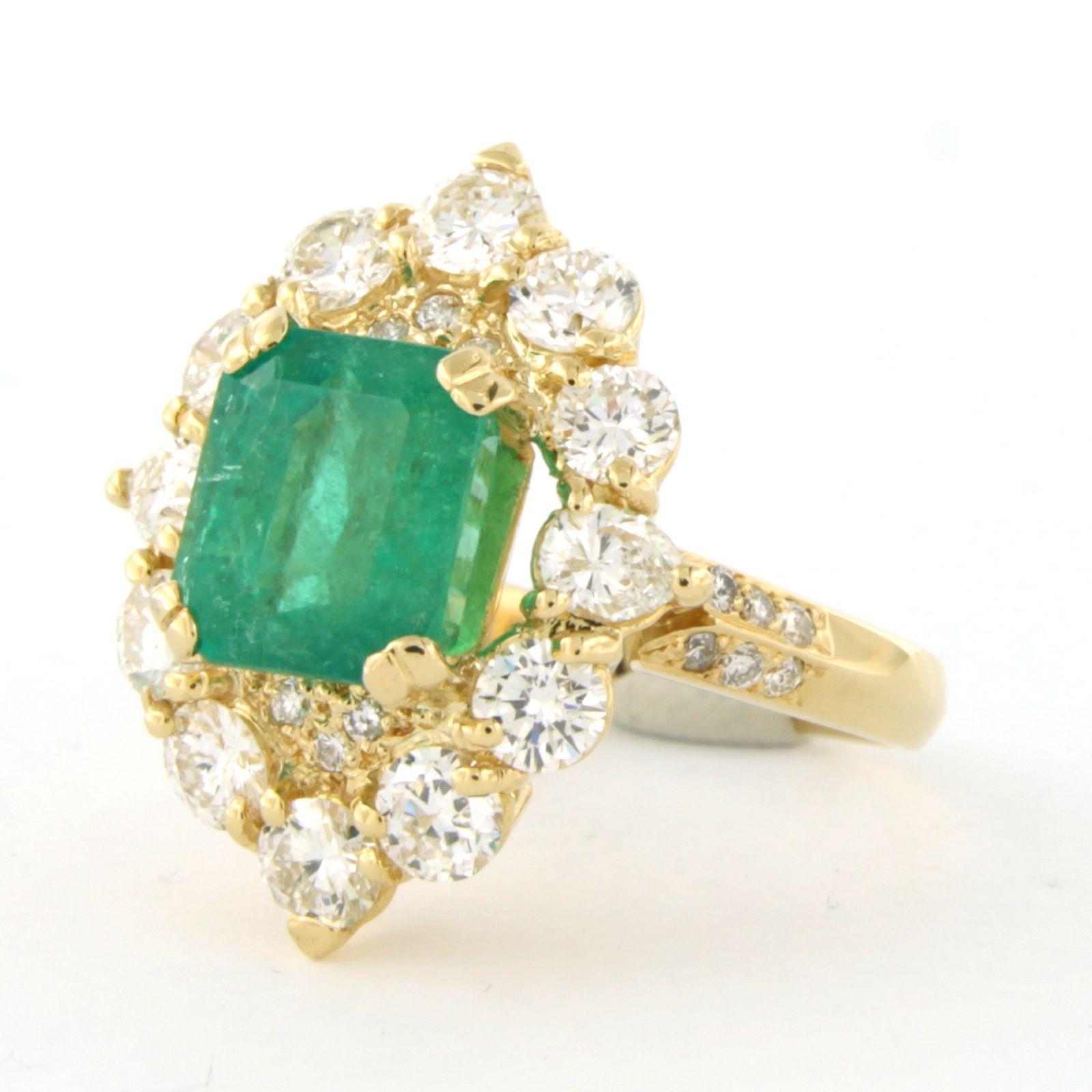 Ring mit Smaragd bis zu 3,30 Karat und Diamanten bis zu 2,50 Karat. 18k Gelbgold (Smaragdschliff) im Angebot