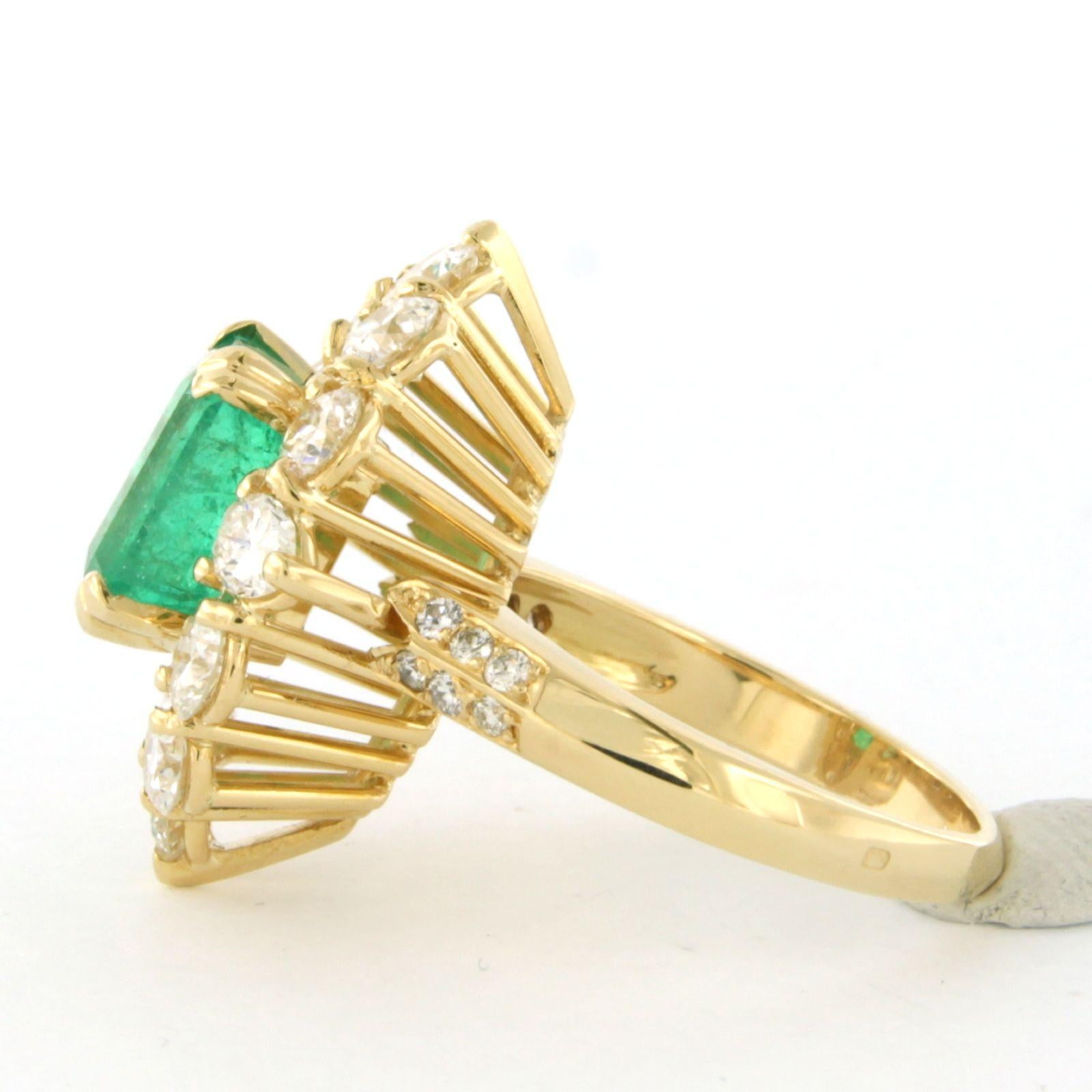Ring with emerald up to 3.30ct and diamonds up to 2.50ct. 18k yellow gold In Excellent Condition For Sale In The Hague, ZH