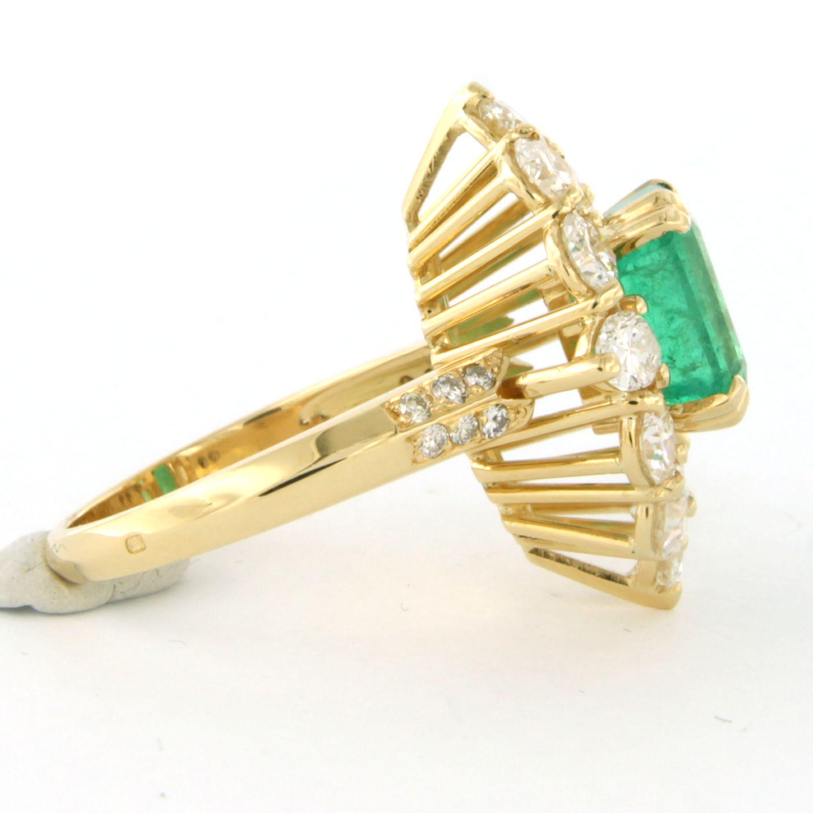 Women's Ring with emerald up to 3.30ct and diamonds up to 2.50ct. 18k yellow gold For Sale