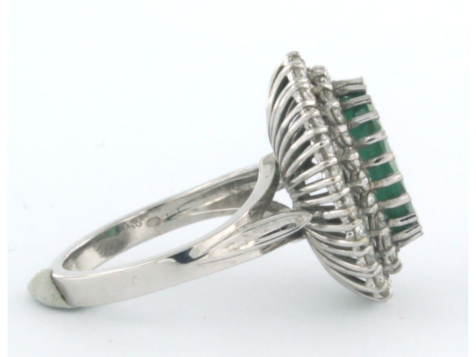 Moderne Bague avec émeraude jusqu'à 4,00ct et diamants taille brillant jusqu'à 1,70ct or 14k en vente