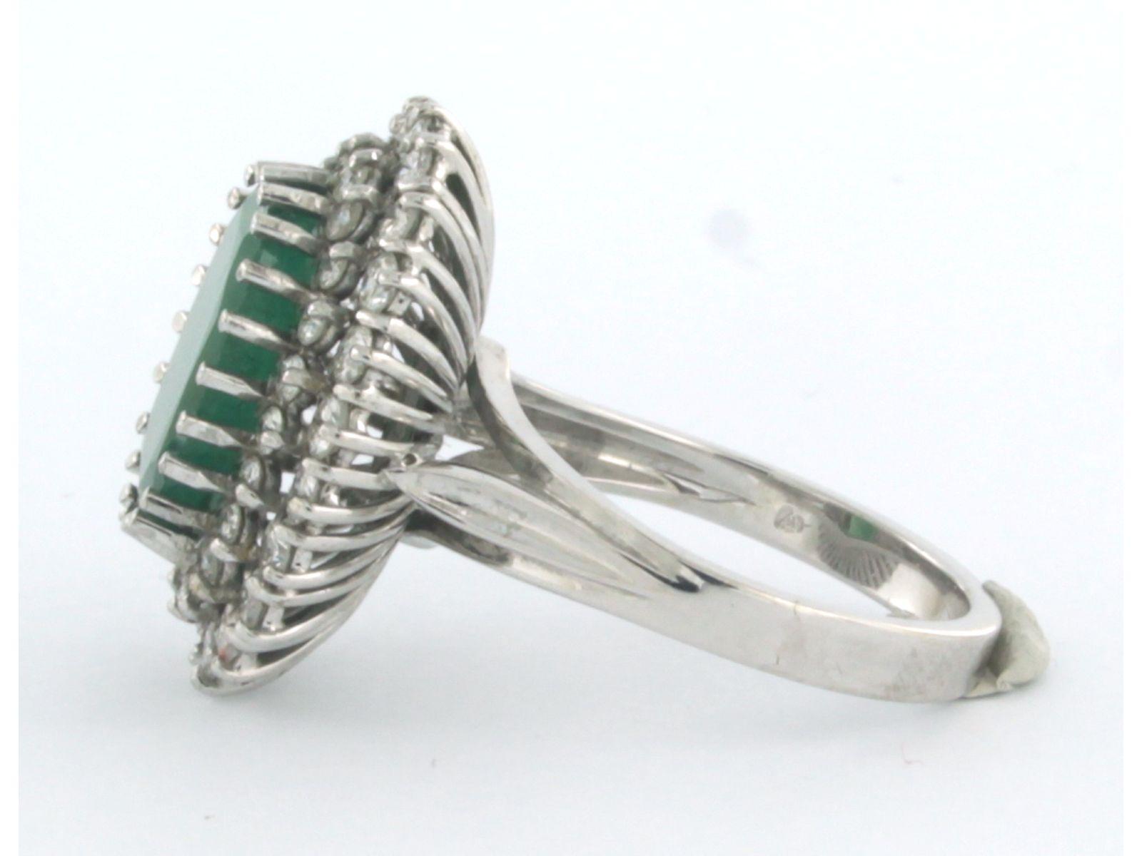 Taille brillant Bague avec émeraude jusqu'à 4,00ct et diamants taille brillant jusqu'à 1,70ct or 14k en vente