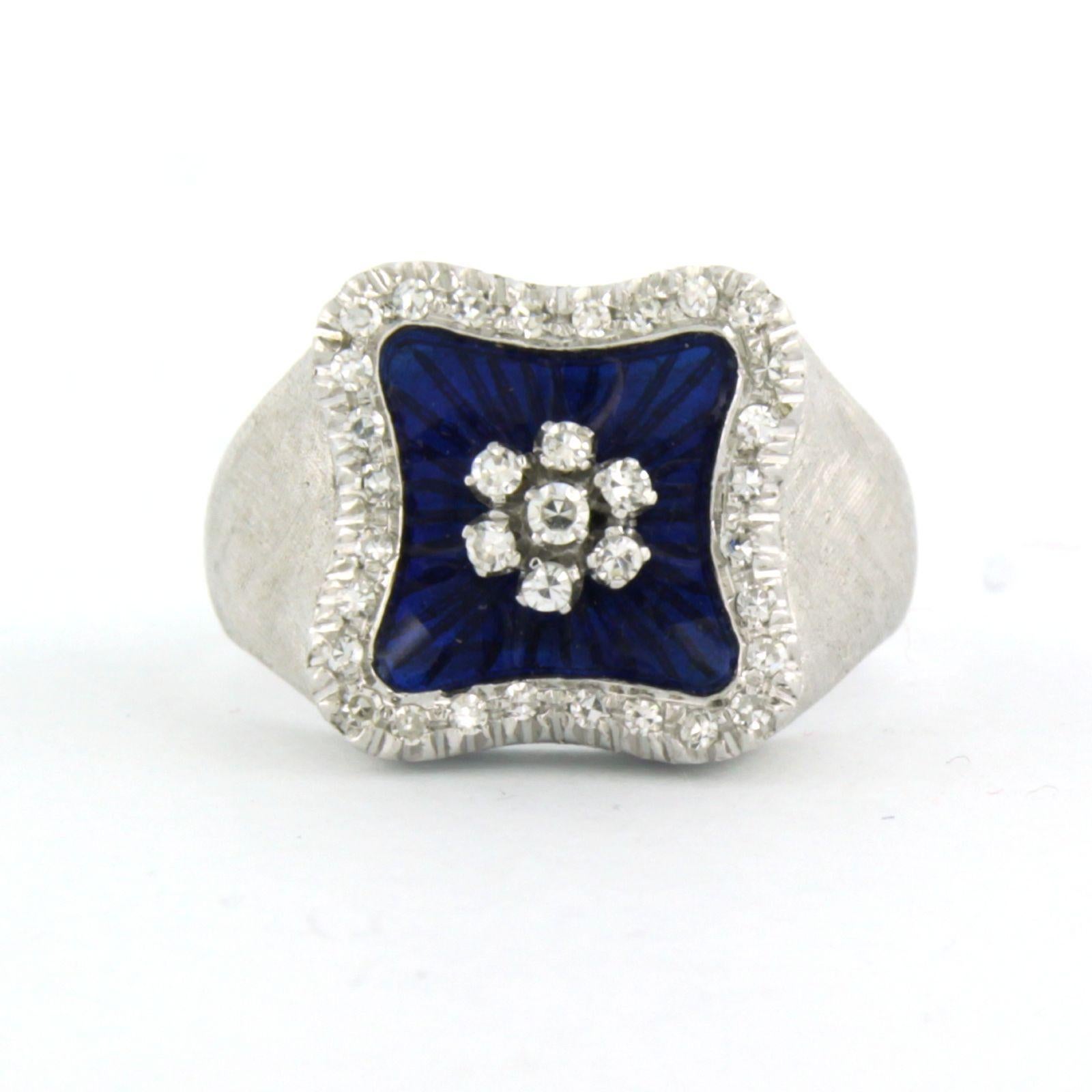 Ring aus 18 Karat Weißgold, verziert mit blauer Emaille und besetzt mit Diamanten im Einzelschliff. 0.45ct - F/G - VS/SI - Ringgröße U.S. 7.5 - EU. 17.75(56)

detaillierte Beschreibung:

Die Oberseite des Rings ist 1,3 cm breit und 5,8 mm