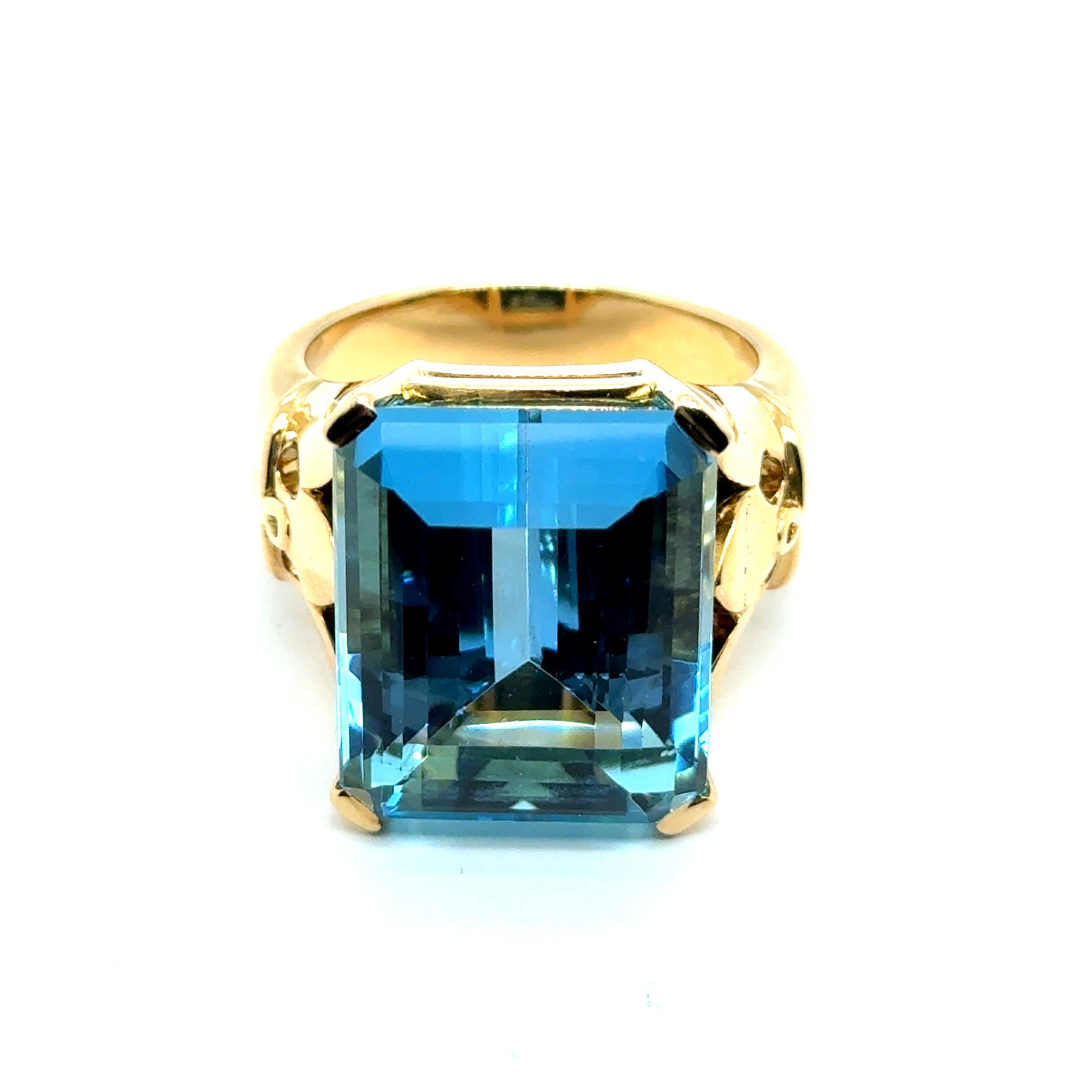 Ring with Georgeos Aquamarine in 18 Karat Yellow Gold by Gübelin For Sale 4