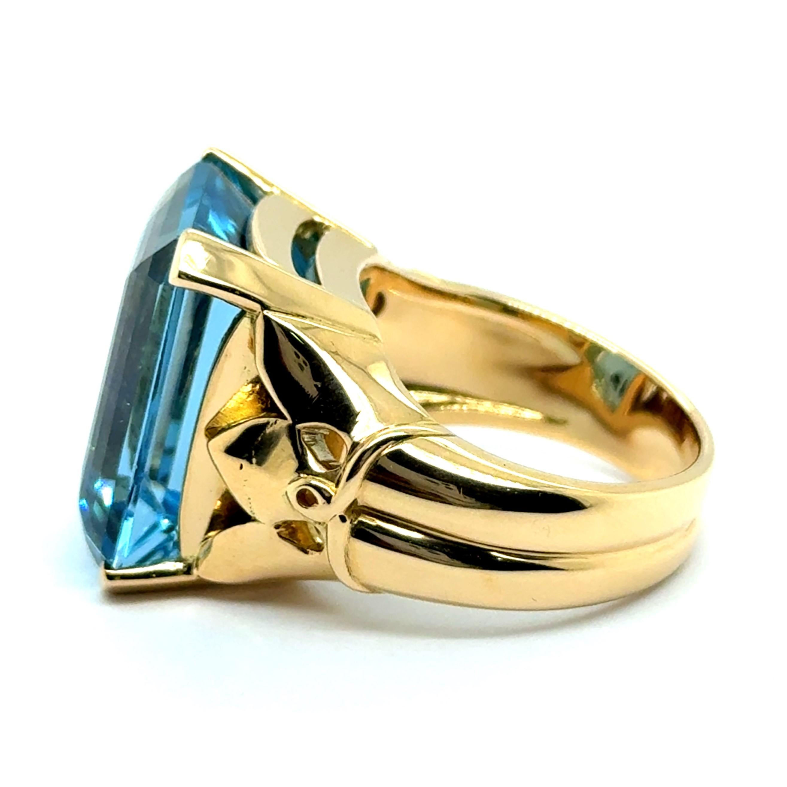 Ring with Georgeos Aquamarine in 18 Karat Yellow Gold by Gübelin For Sale 5