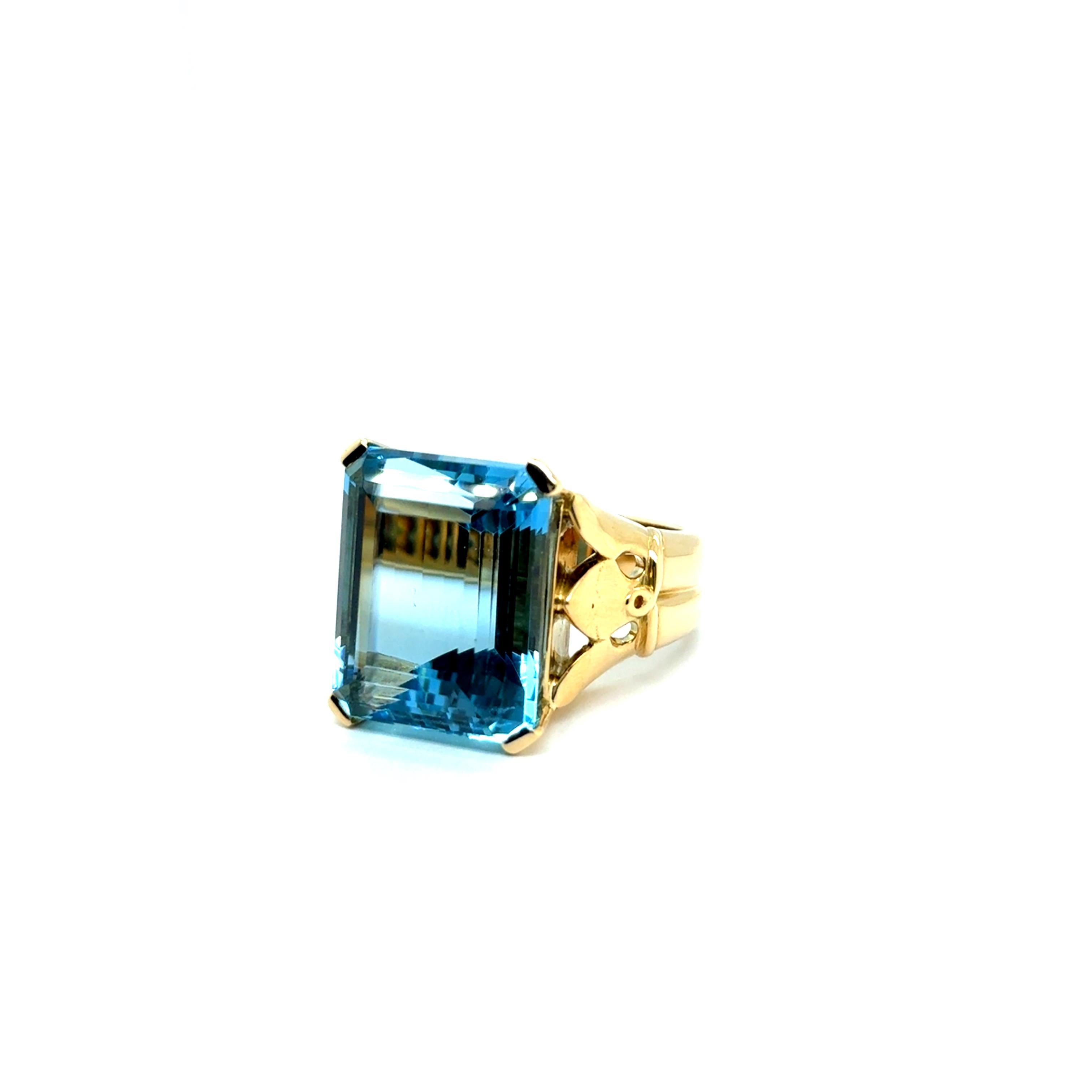Ring with Georgeos Aquamarine in 18 Karat Yellow Gold by Gübelin For Sale 7