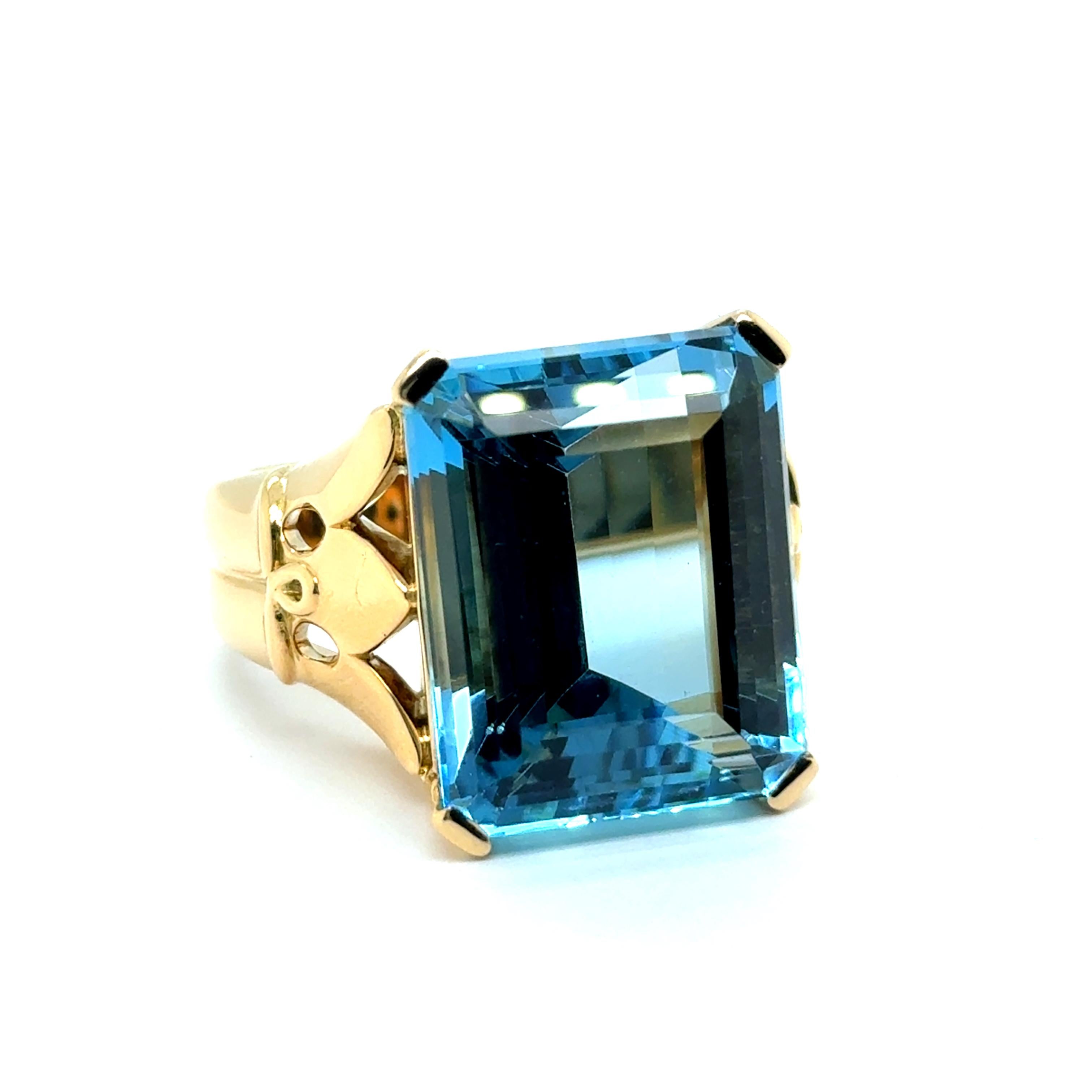 Ring with Georgeos Aquamarine in 18 Karat Yellow Gold by Gübelin For Sale 8