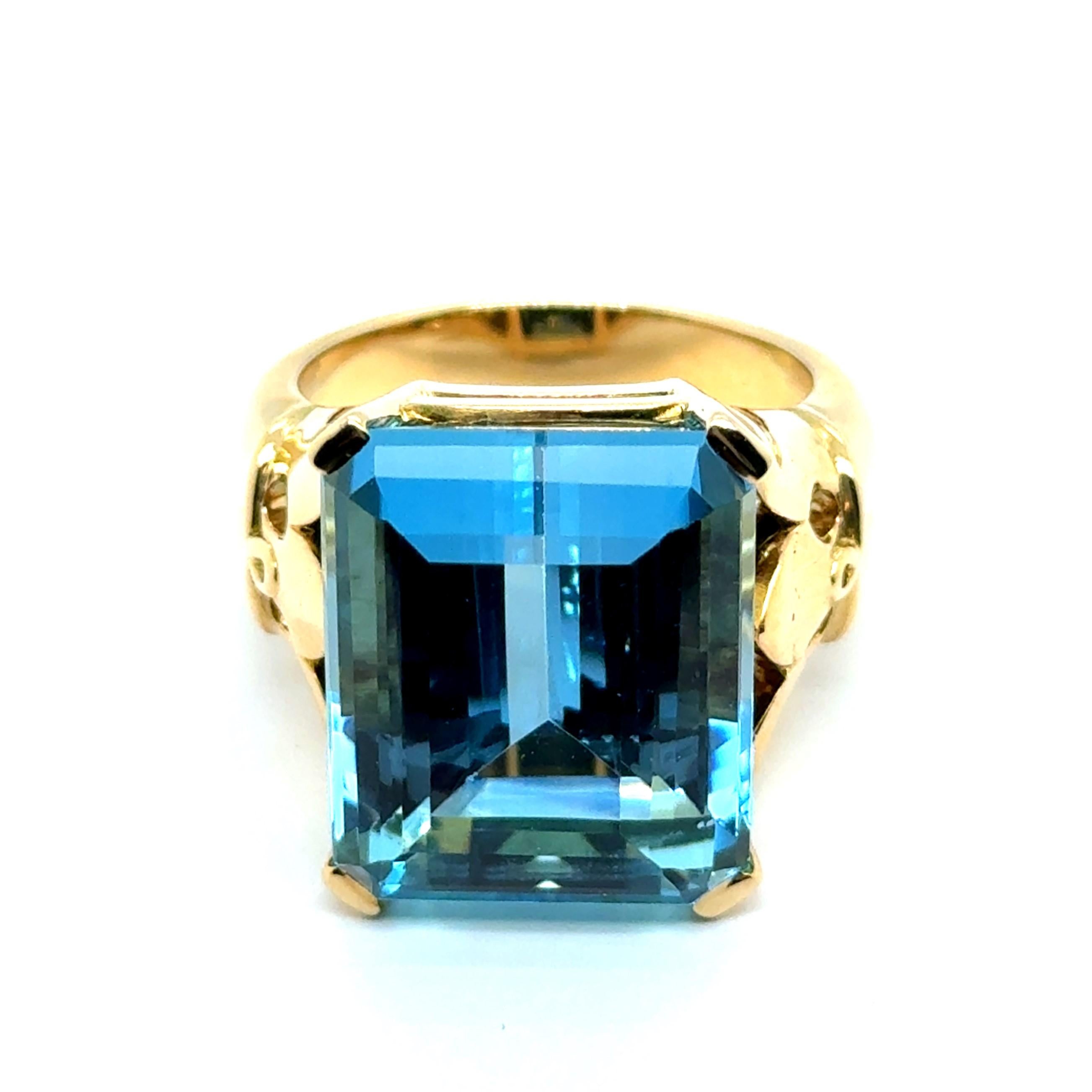 Ring with Georgeos Aquamarine in 18 Karat Yellow Gold by Gübelin For Sale 10