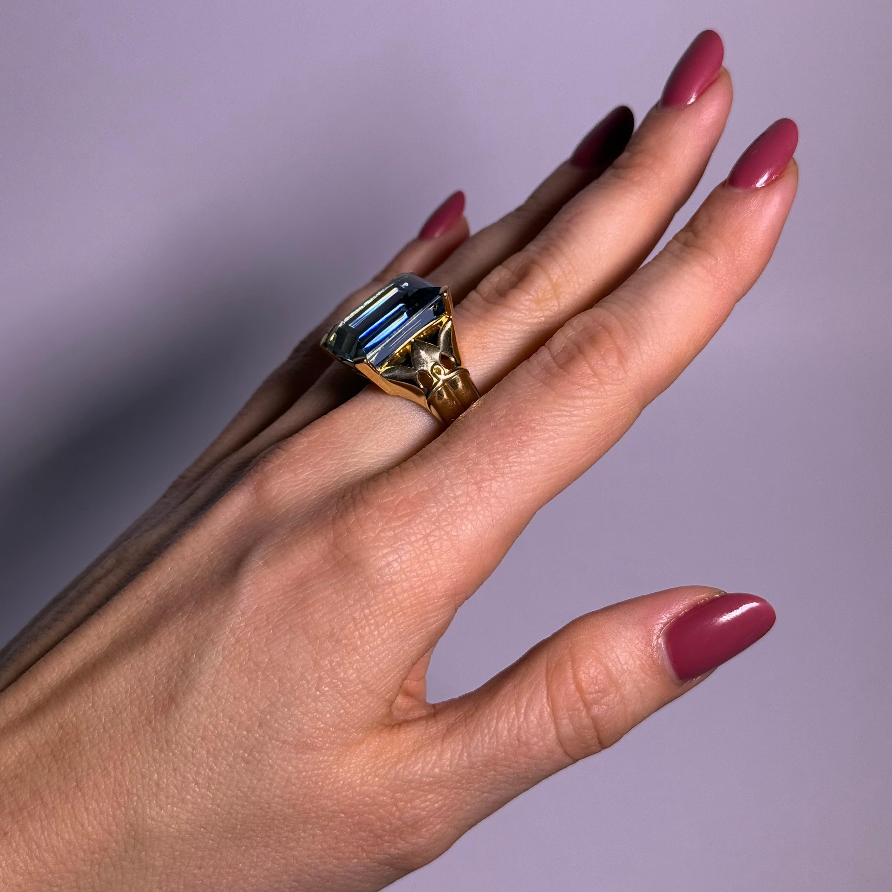 Ring with Georgeos Aquamarine in 18 Karat Yellow Gold by Gübelin In Excellent Condition For Sale In Lucerne, CH
