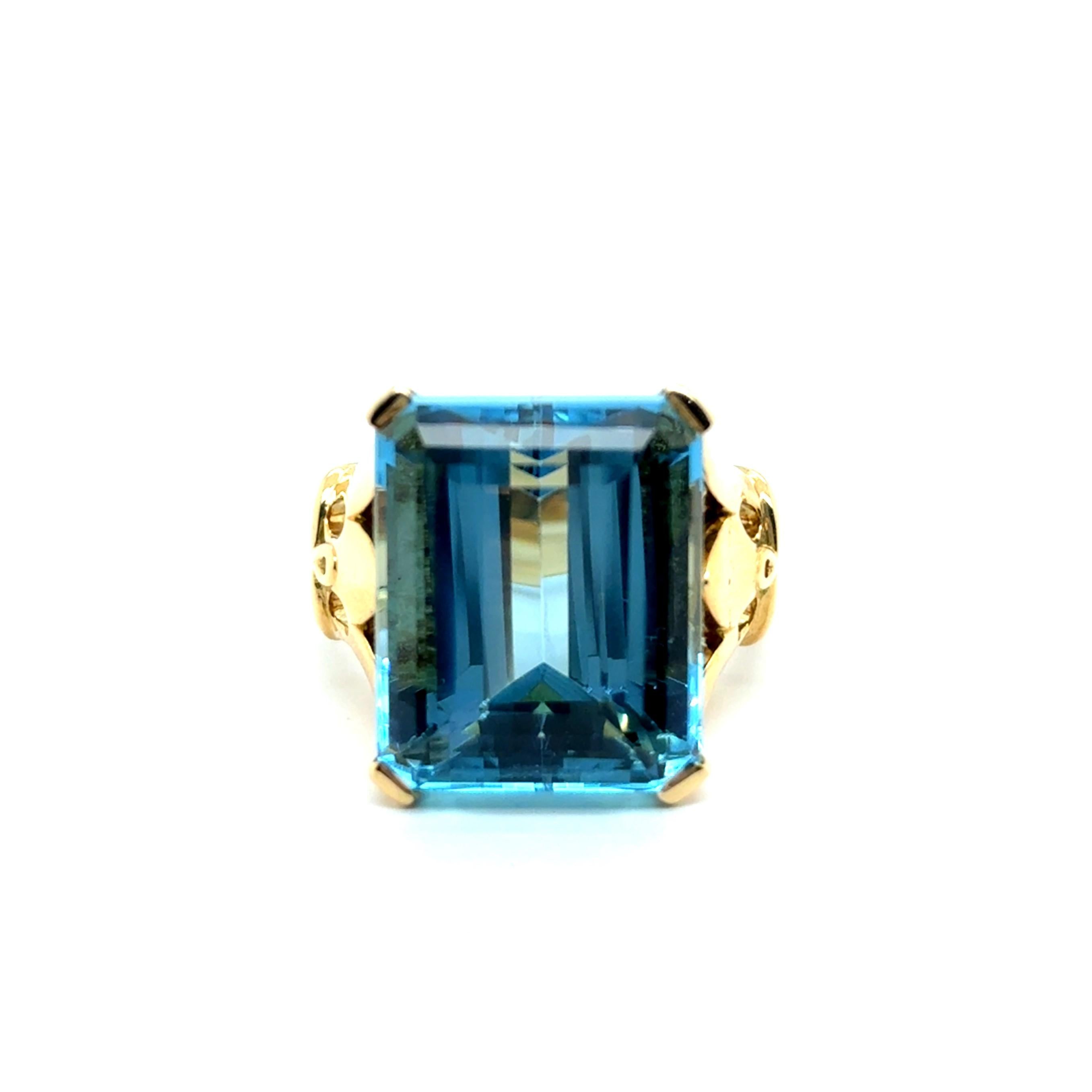Women's or Men's Ring with Georgeos Aquamarine in 18 Karat Yellow Gold by Gübelin For Sale