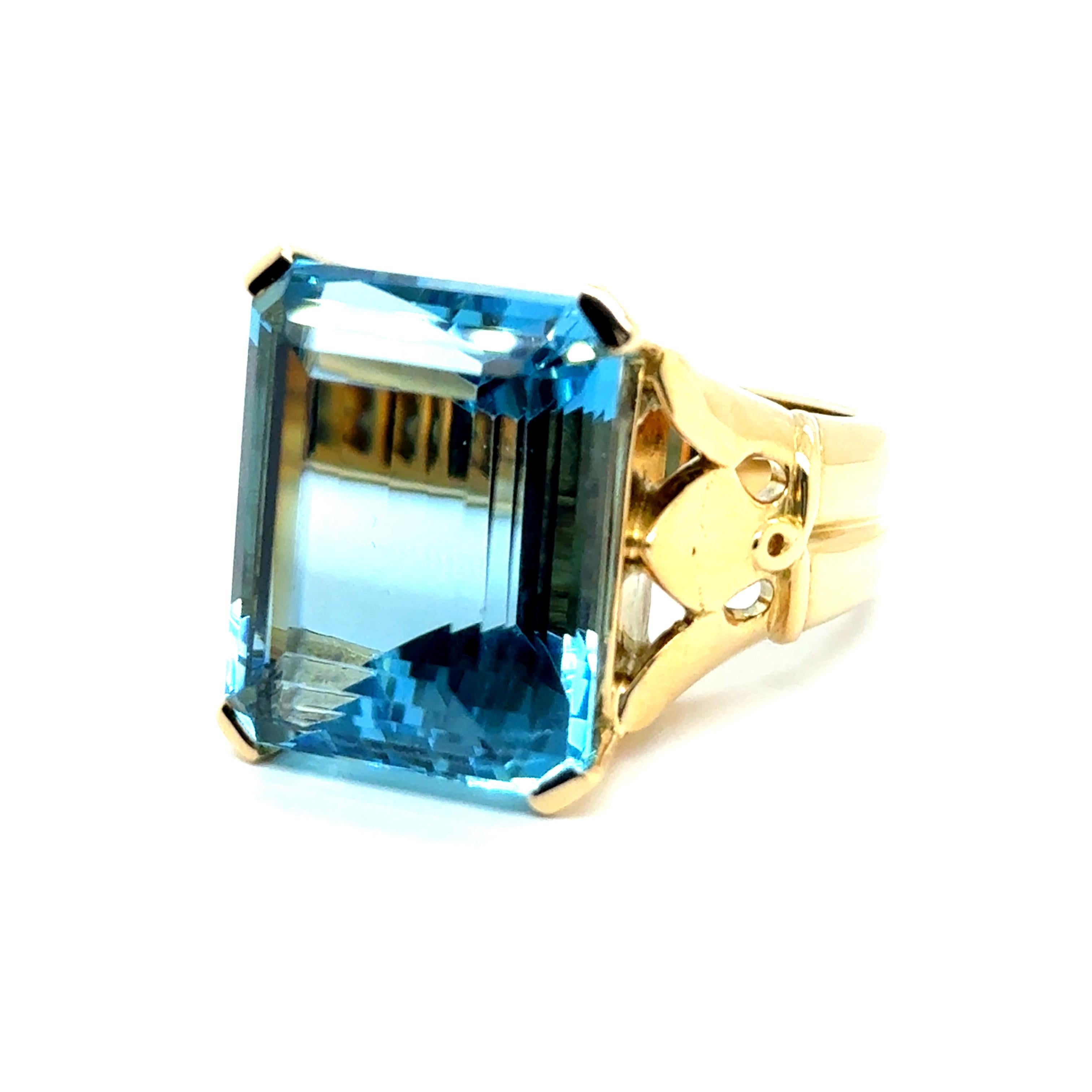 Ring with Georgeos Aquamarine in 18 Karat Yellow Gold by Gübelin For Sale 1