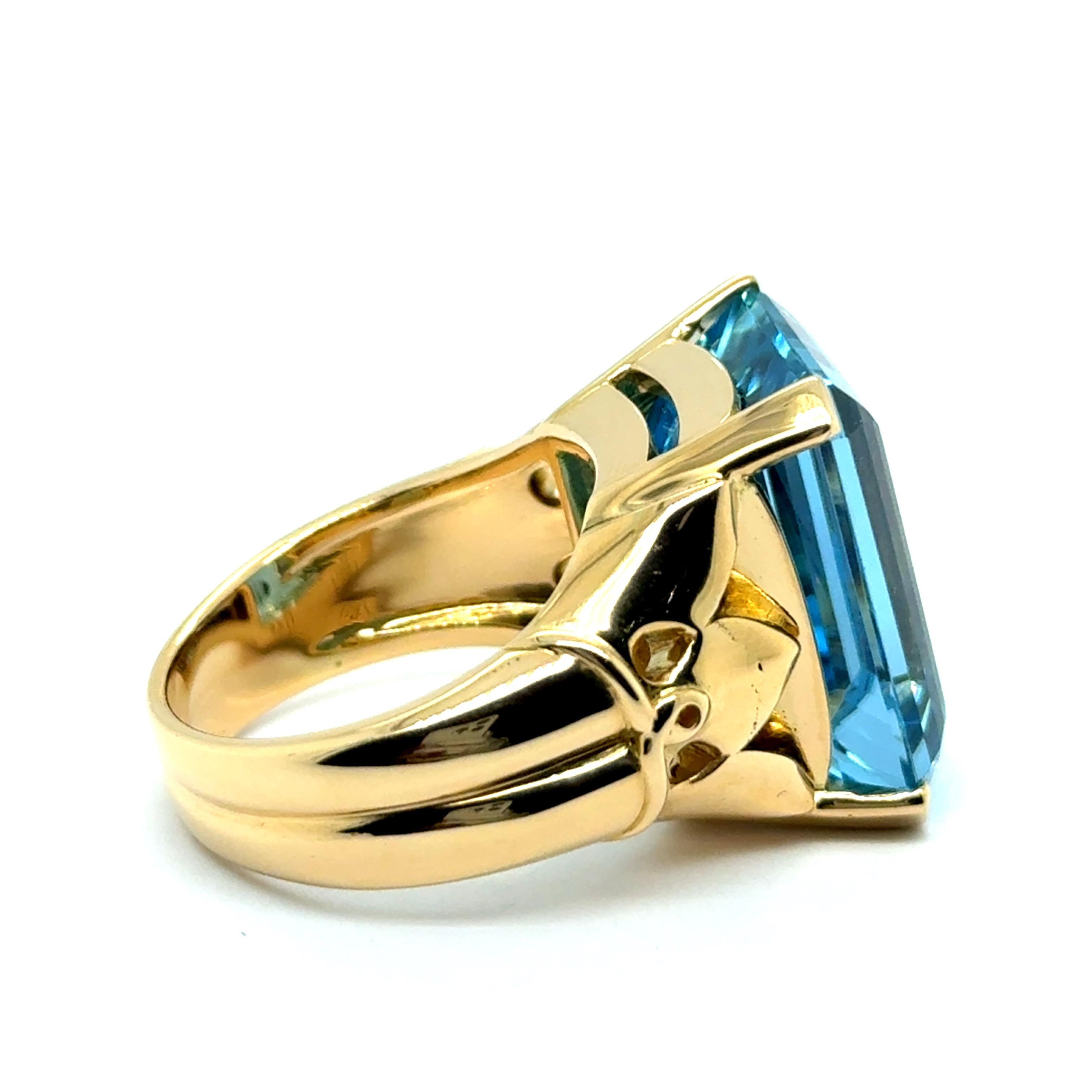 Ring with Georgeos Aquamarine in 18 Karat Yellow Gold by Gübelin For Sale 2