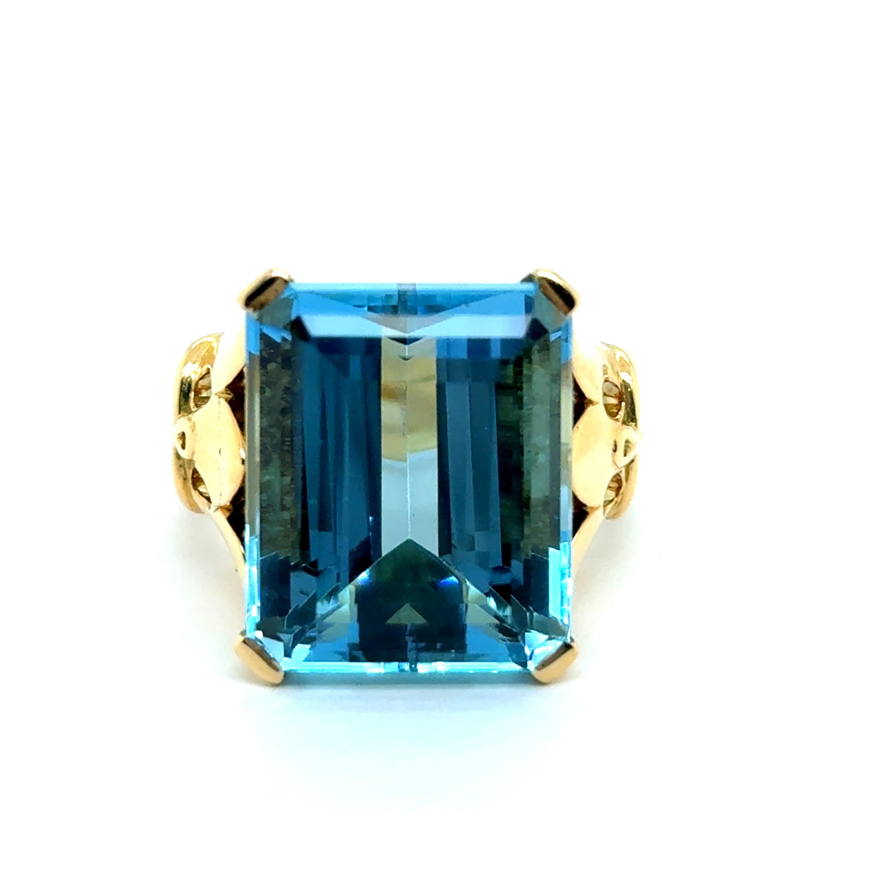 Ring with Georgeos Aquamarine in 18 Karat Yellow Gold by Gübelin For Sale 3