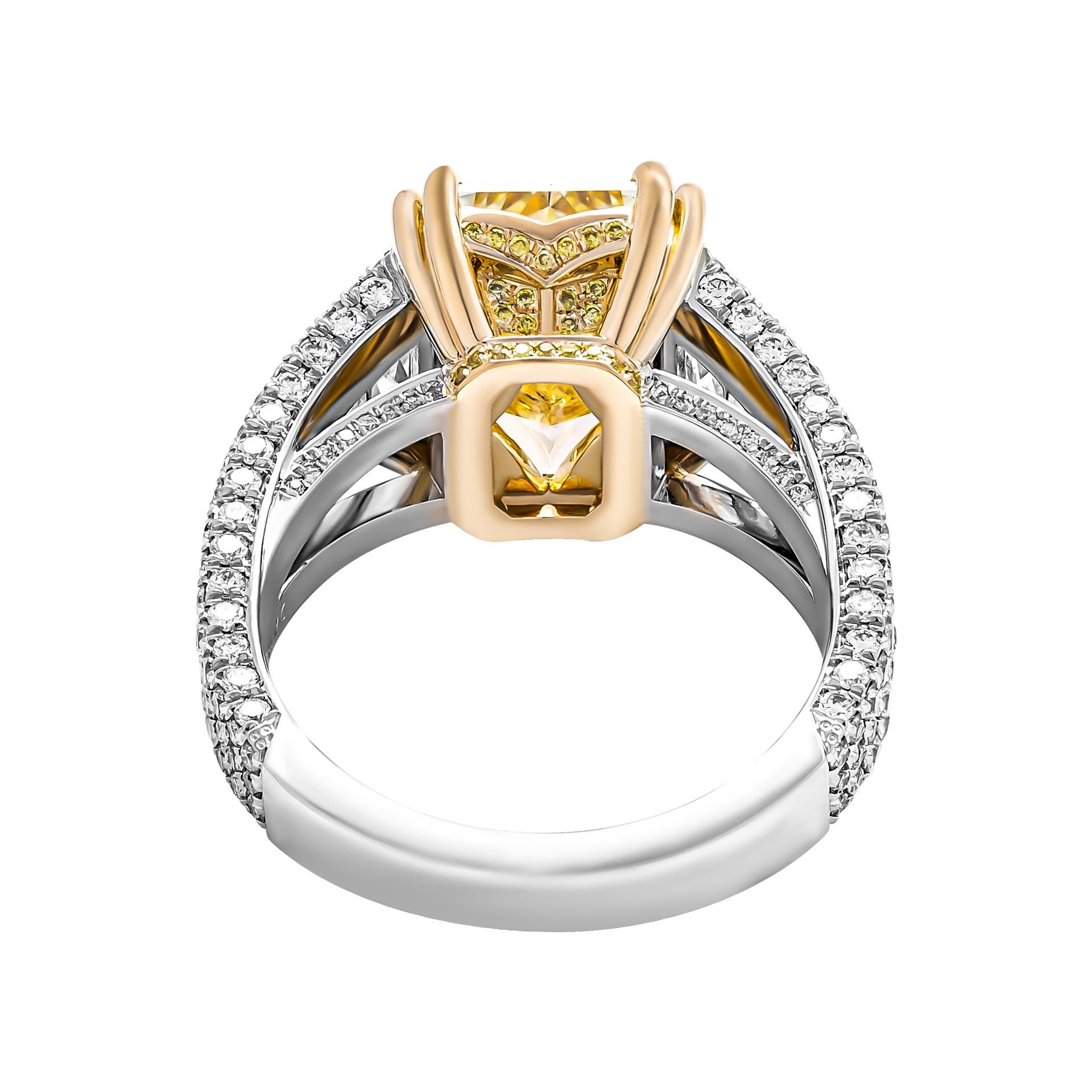Ring mit GIA 5,43ct Fancy Light Yellow Radiant und French cut Seitensteinen (Moderne) im Angebot
