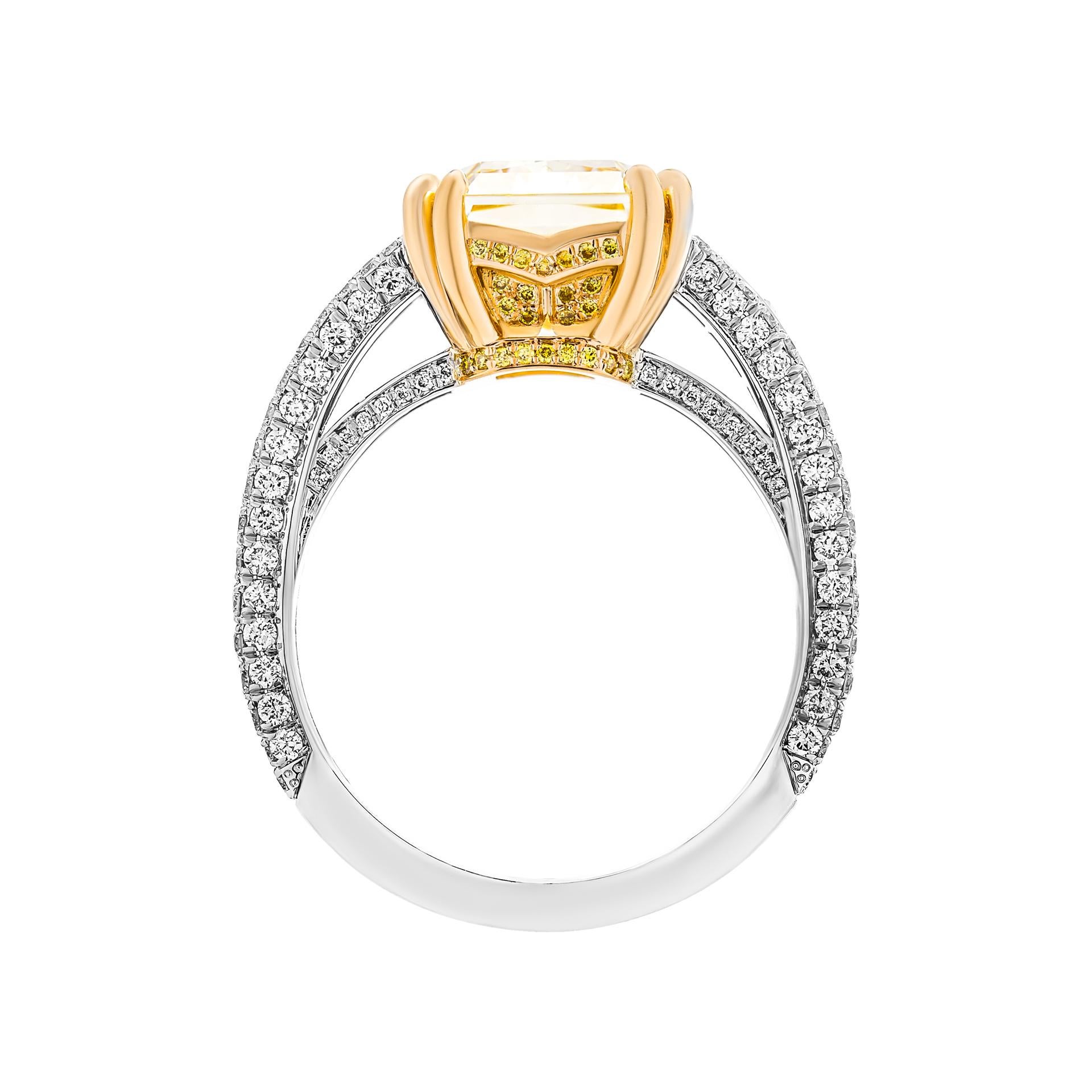 Ring mit GIA 5,43ct Fancy Light Yellow Radiant und French cut Seitensteinen (Radiantschliff) im Angebot