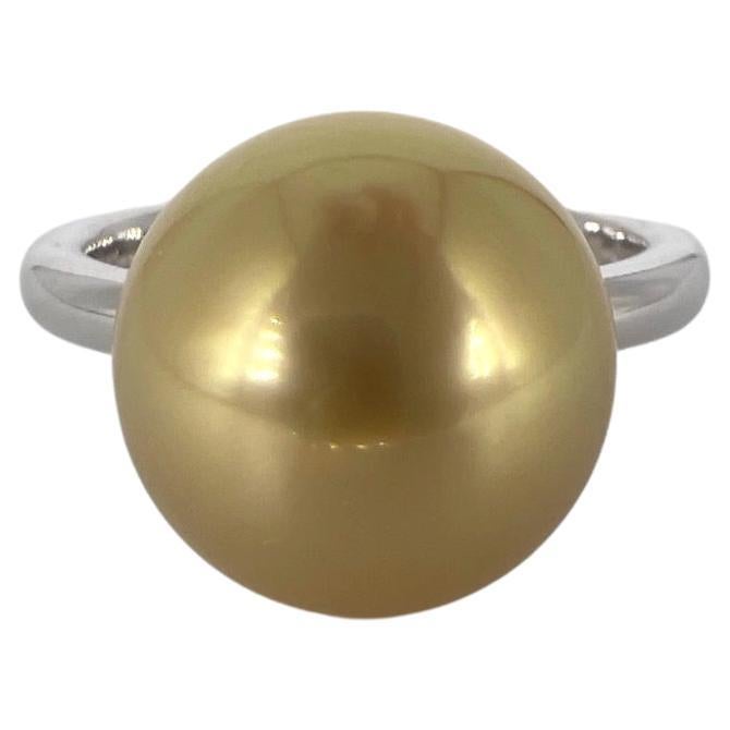 White gold 18 carat
Golden pearl from Indonesia 
Ring by George Lambert, an artisan from Geneva, Switzerland 