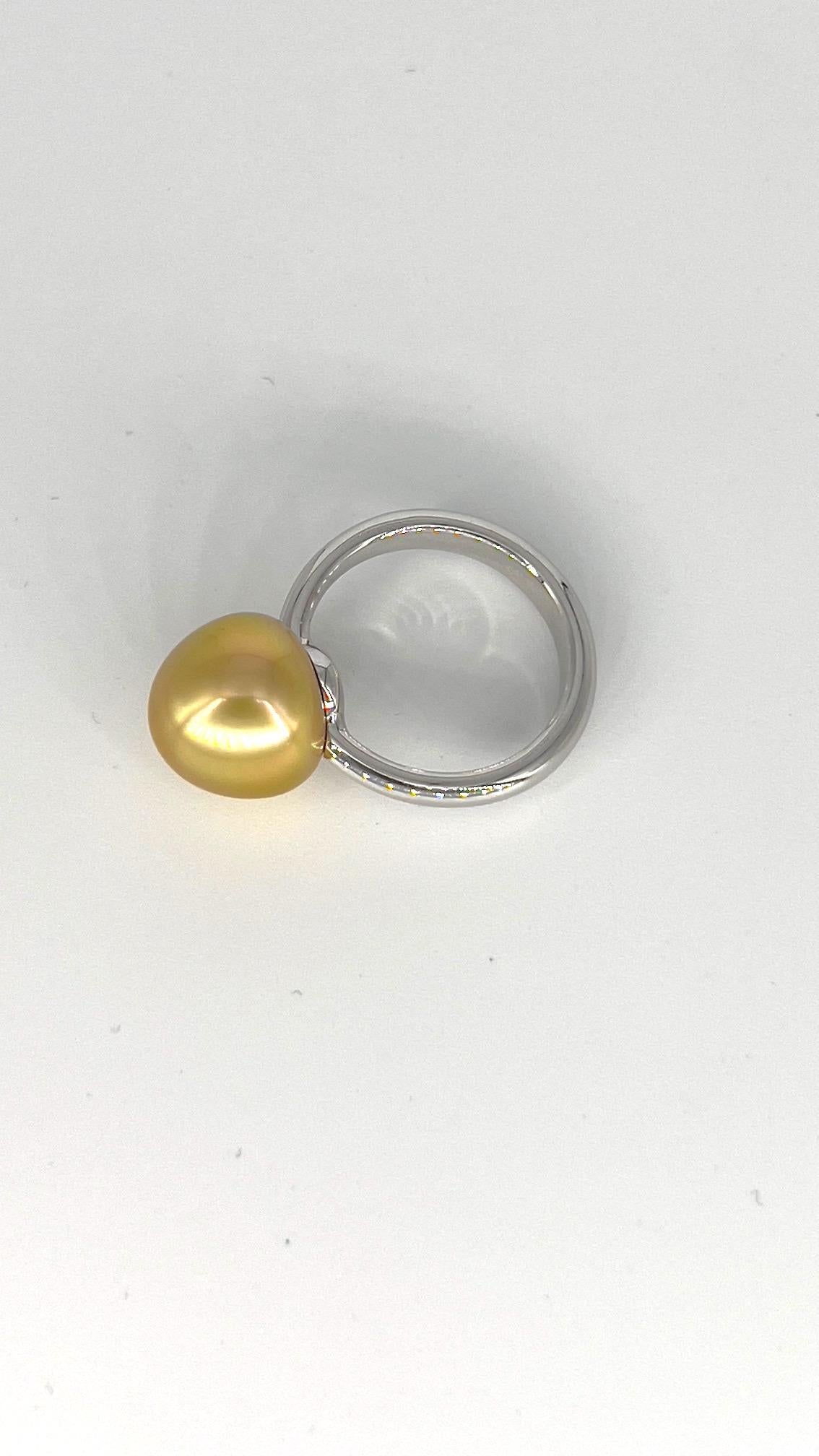 Non taillé Bague avec perle dorée d'Indonésie de George Lambert, Suisse en vente