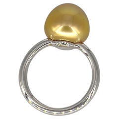 Anillo con perla dorada de Indonesia por George Lambert, Suiza