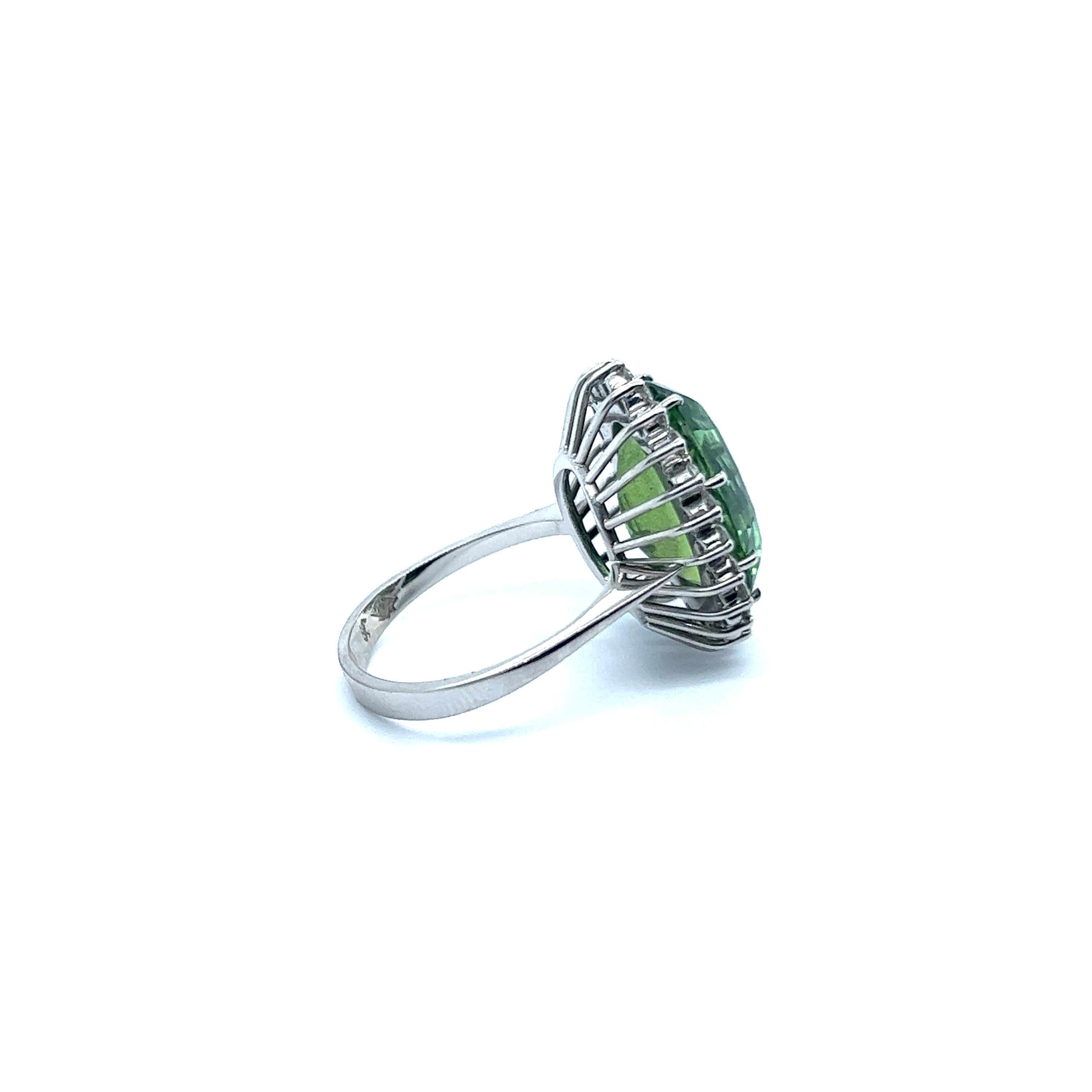 Ring with Green Tourmaline and Diamonds in 18 Karat White Gold  For Sale 4
